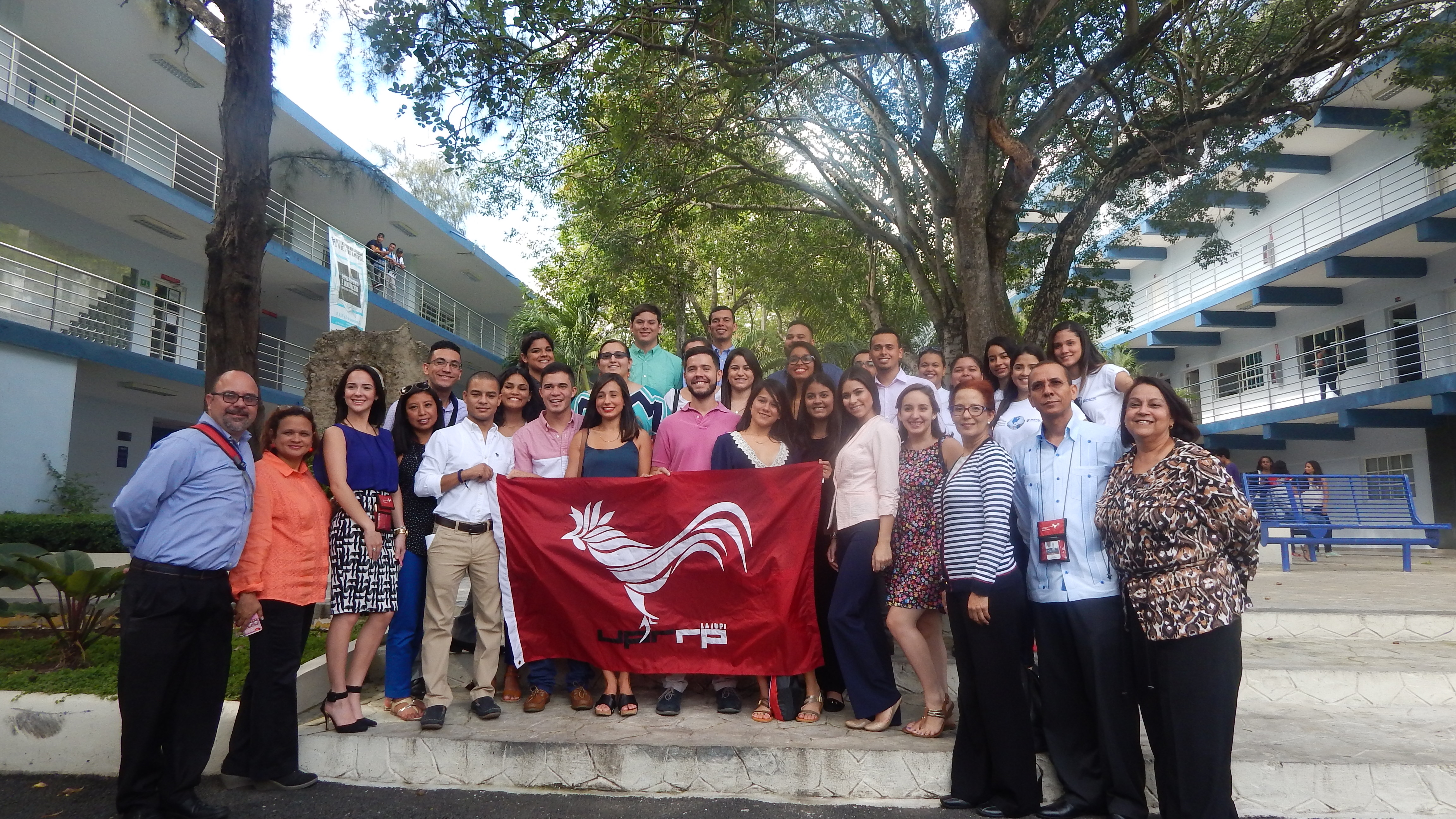 Estudiantes de la Facultad de Administración de Empresas del Recinto Rio Piedras de la Universidad de Puerto Rico (UPRRP) junto a varias autoridades de UNAPEC.