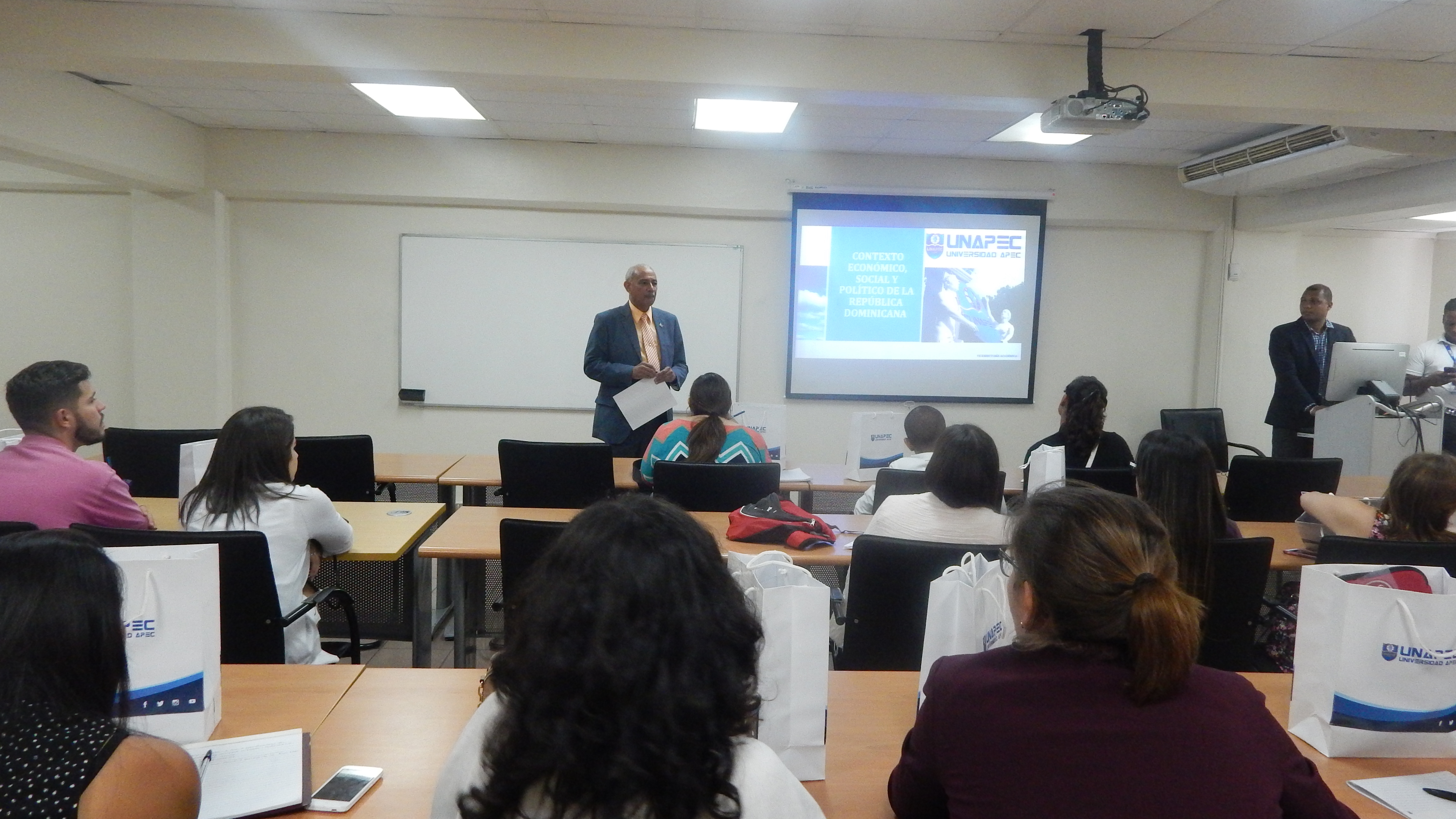 Francisco D´Oleo, Vicerrector Académico de UNAPEC impartiendo el seminario Cultura, Política y Sociedad Dominicana.