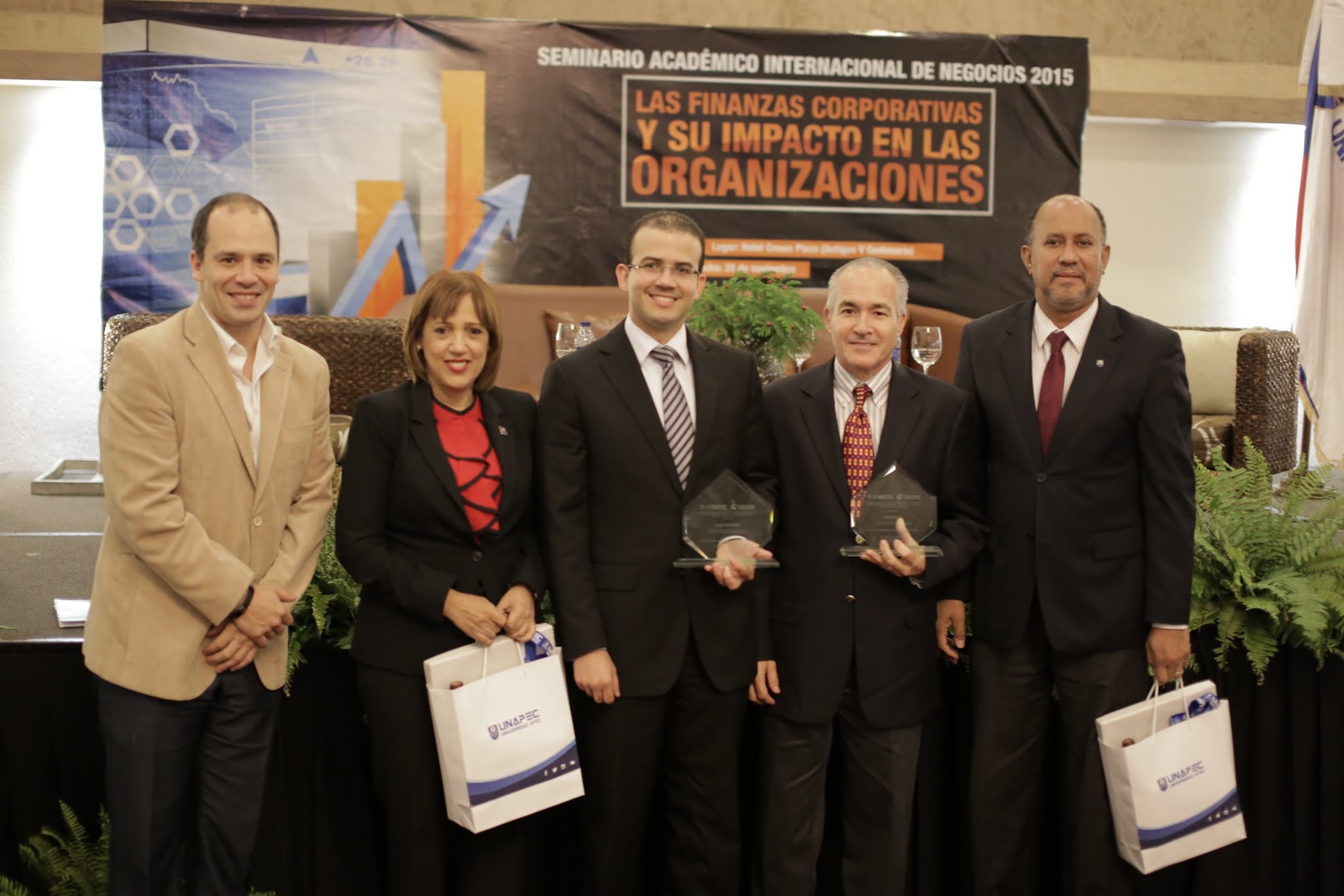 Los panelistas y el moderador del pane recibieron placas de reconocimiento por su participación en el seminario.