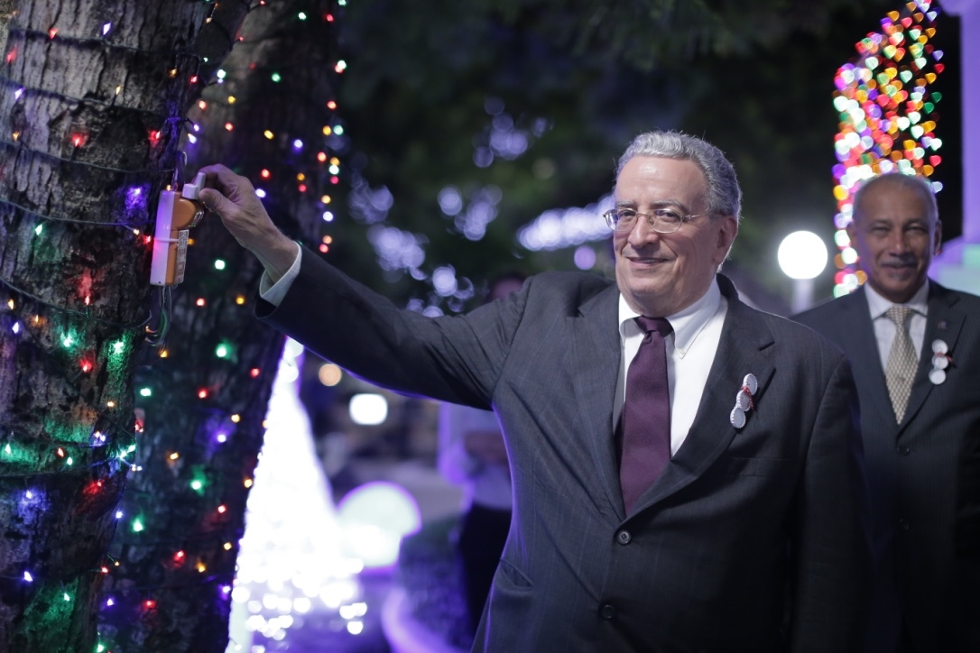Dr. Radhamés Mejía, rector de UNAPEC encendió las luces de la navidad