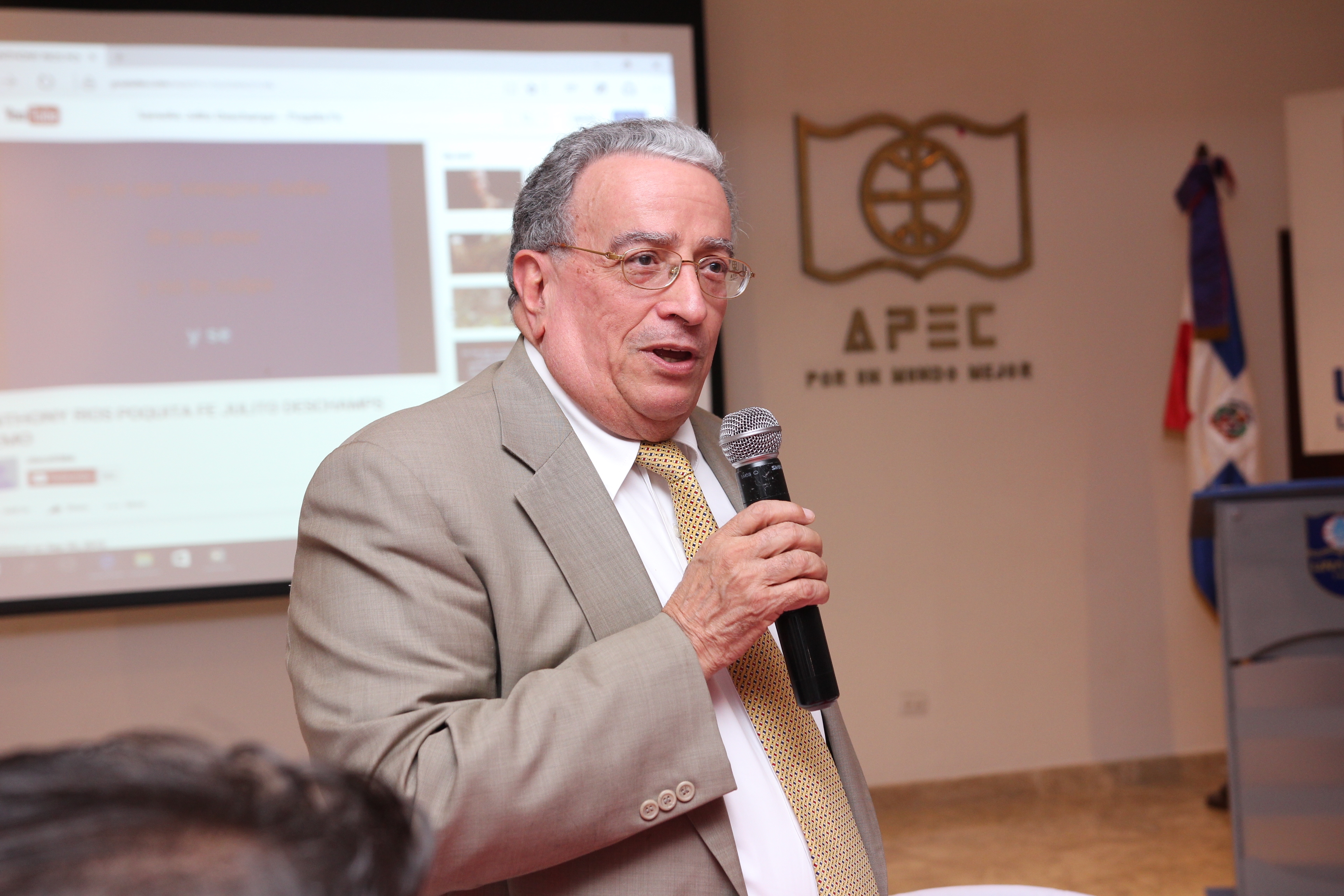 Dr. Radhamés Mejía, rector de UNAPEC mientras ofrecía las palabras de bienvenida.
