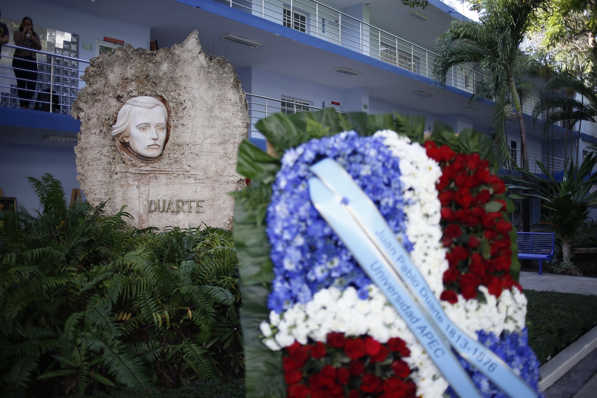 Colaboradores de UNAPEC realizaron una ofrenda floral en el busto de Duarte de UNAPEC.