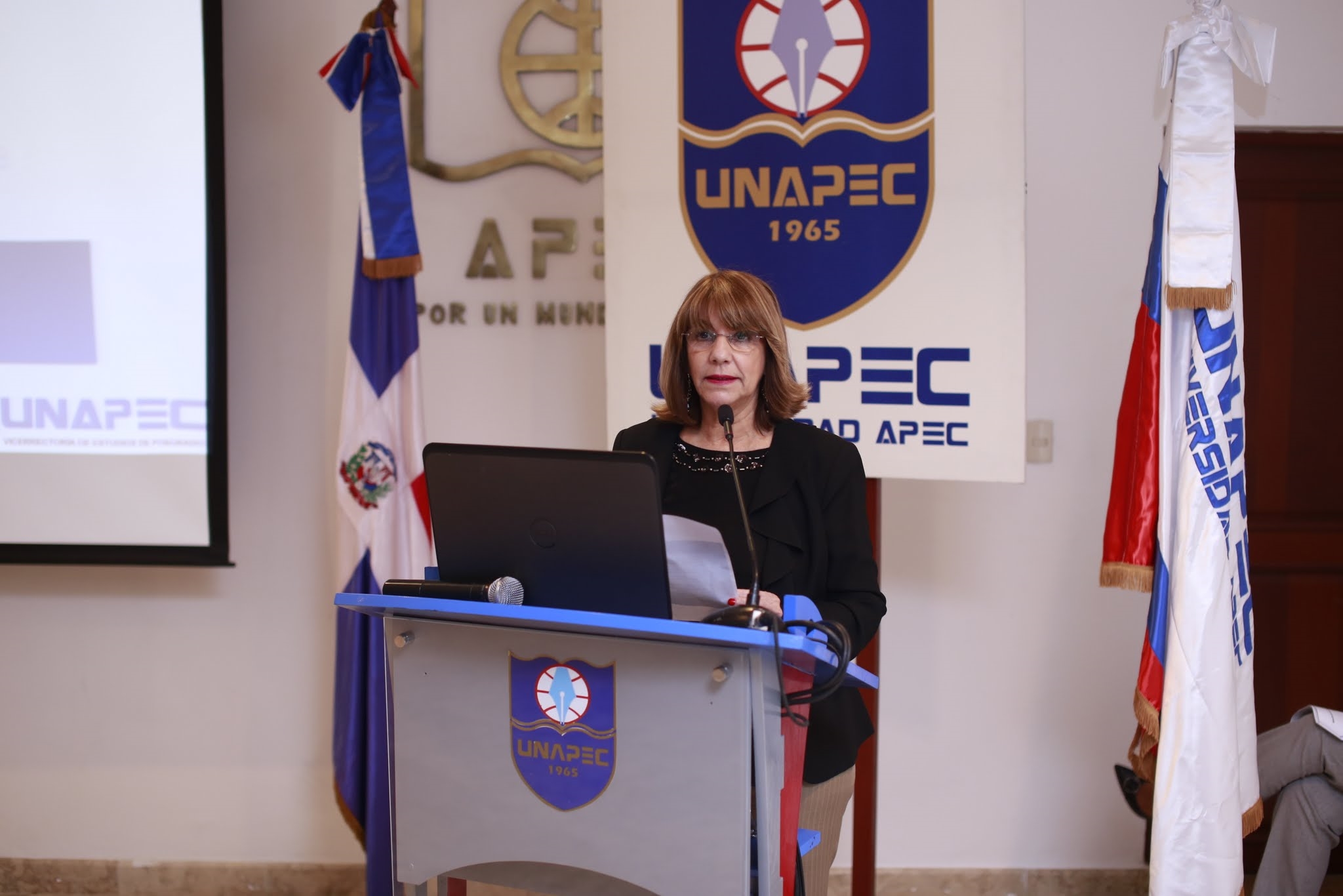 Acelis Ángeles, docente de UNAPEC quien tuvo a su cargo la presentación de la conferencia del Lic. Schoenhals
