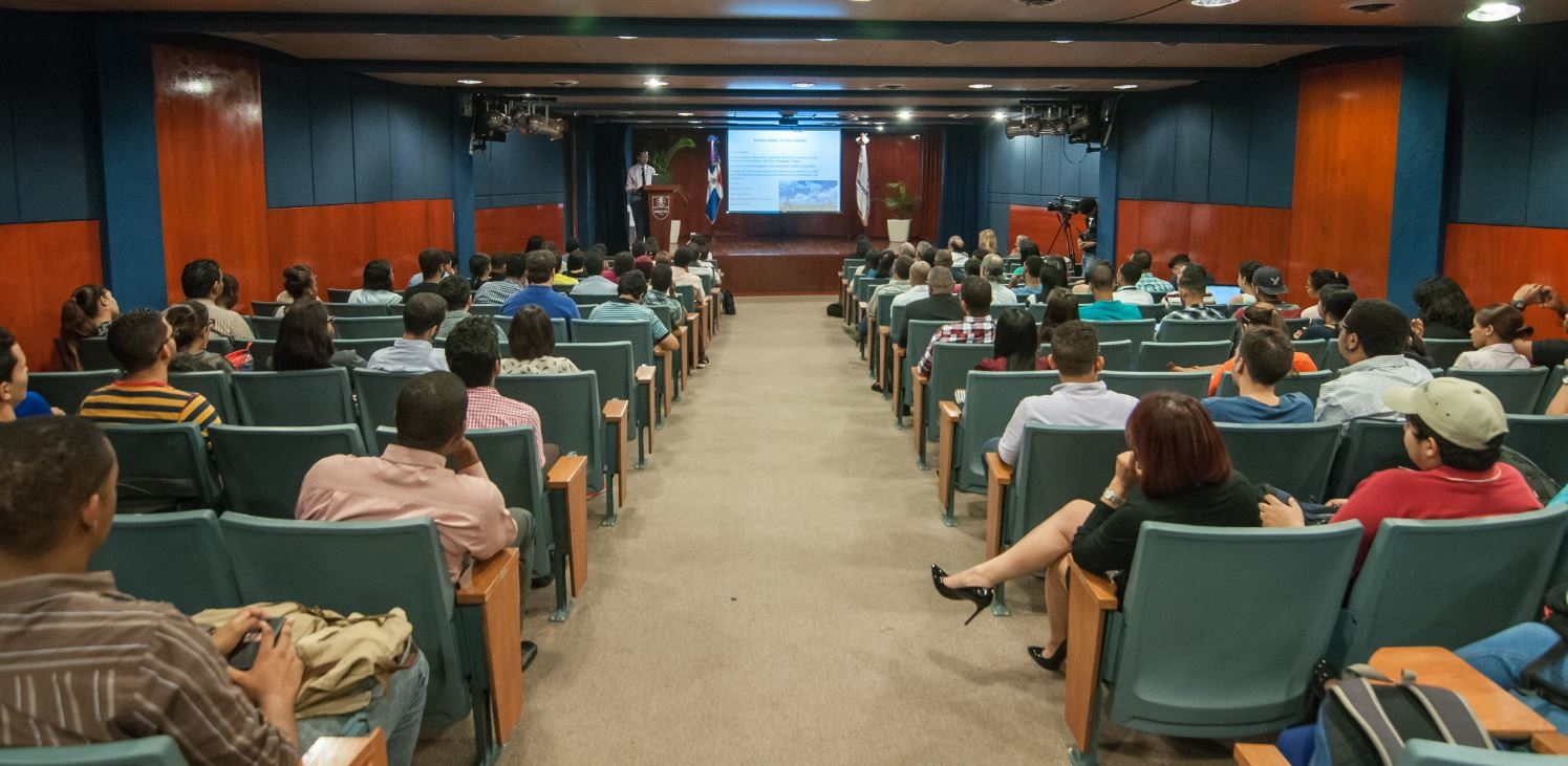 La conferencia fue realizada en el Auditorio Dr. Leonel Rodríguez Rib, Campus Principal de UNAPEC