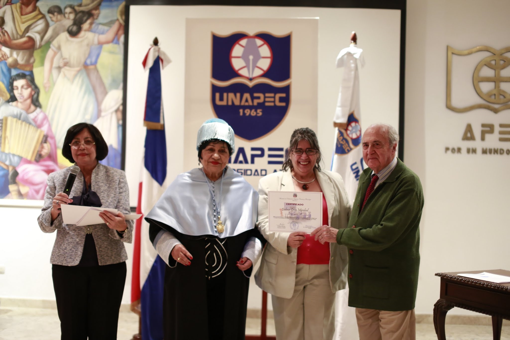 Los participantes recibieron sus certificados de manoa de la Dra. Ligia Amada Melo y el Dr. Manuel Maceiras.
