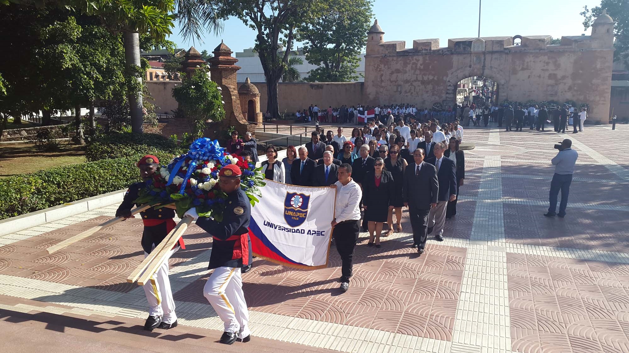 Las autoridades y estudiantes de UNAPEC realizaron una marcha con la Bandera Nacional y la de la academia.