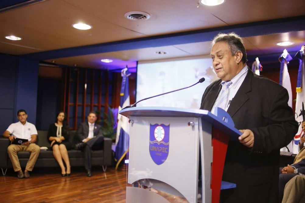 Lic. César Caracas, Director de Educación Continuada de UNAPEC mientras ofrecía palabras de bienvenida 