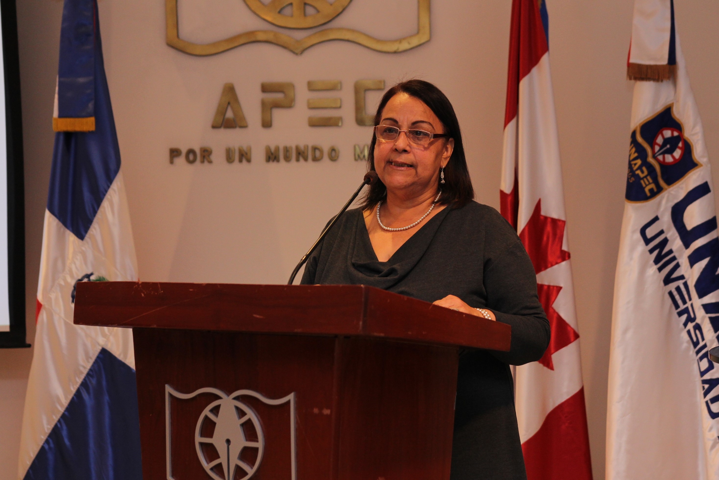 Fior D’Aliza Bencosme, encargada de Vinculación Internacional, tuvo a su cargo la presentación del conferencista