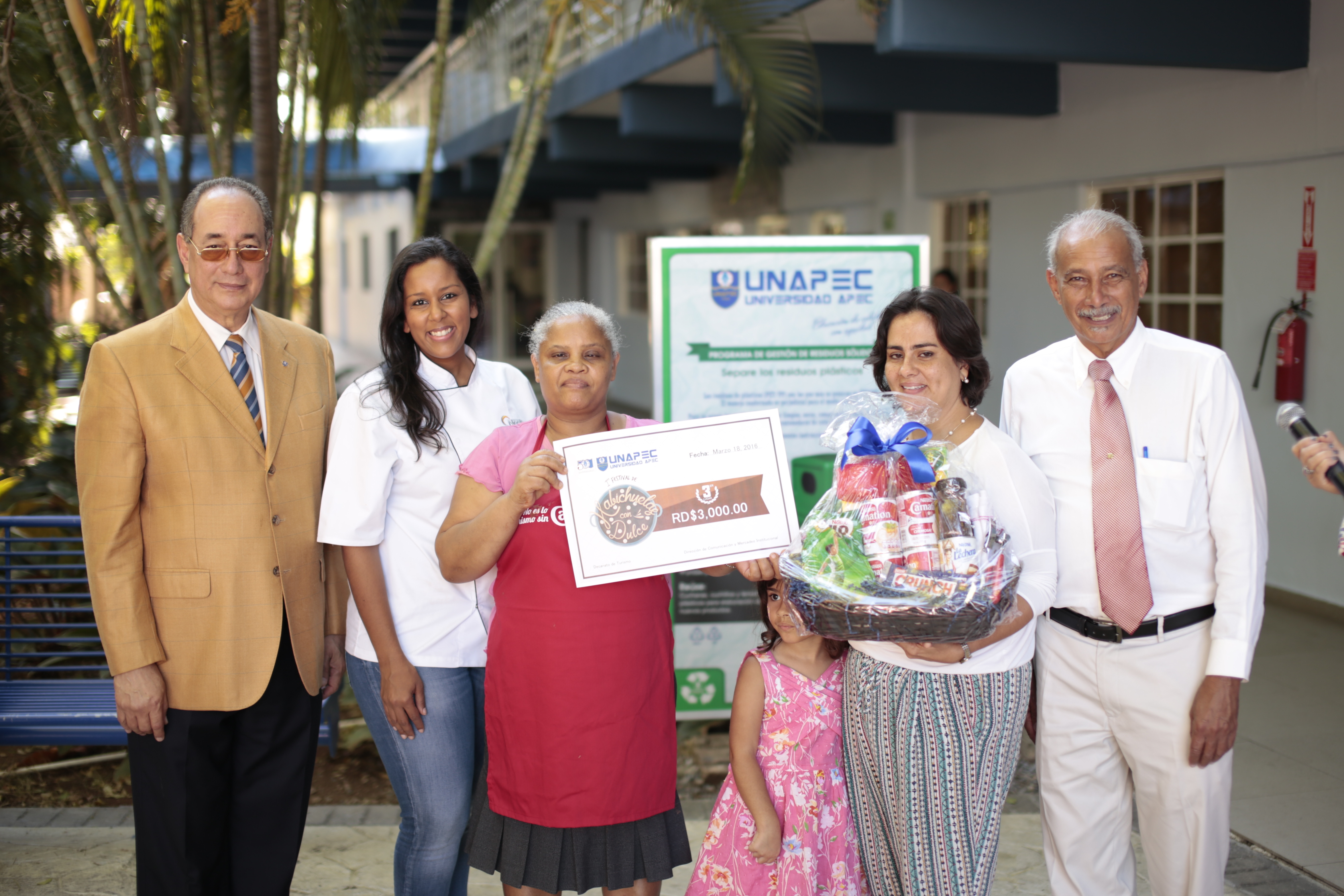 Ileana Miyar ganadora del tercer lugar junto a directivos de UNAPEC y Nestlé.