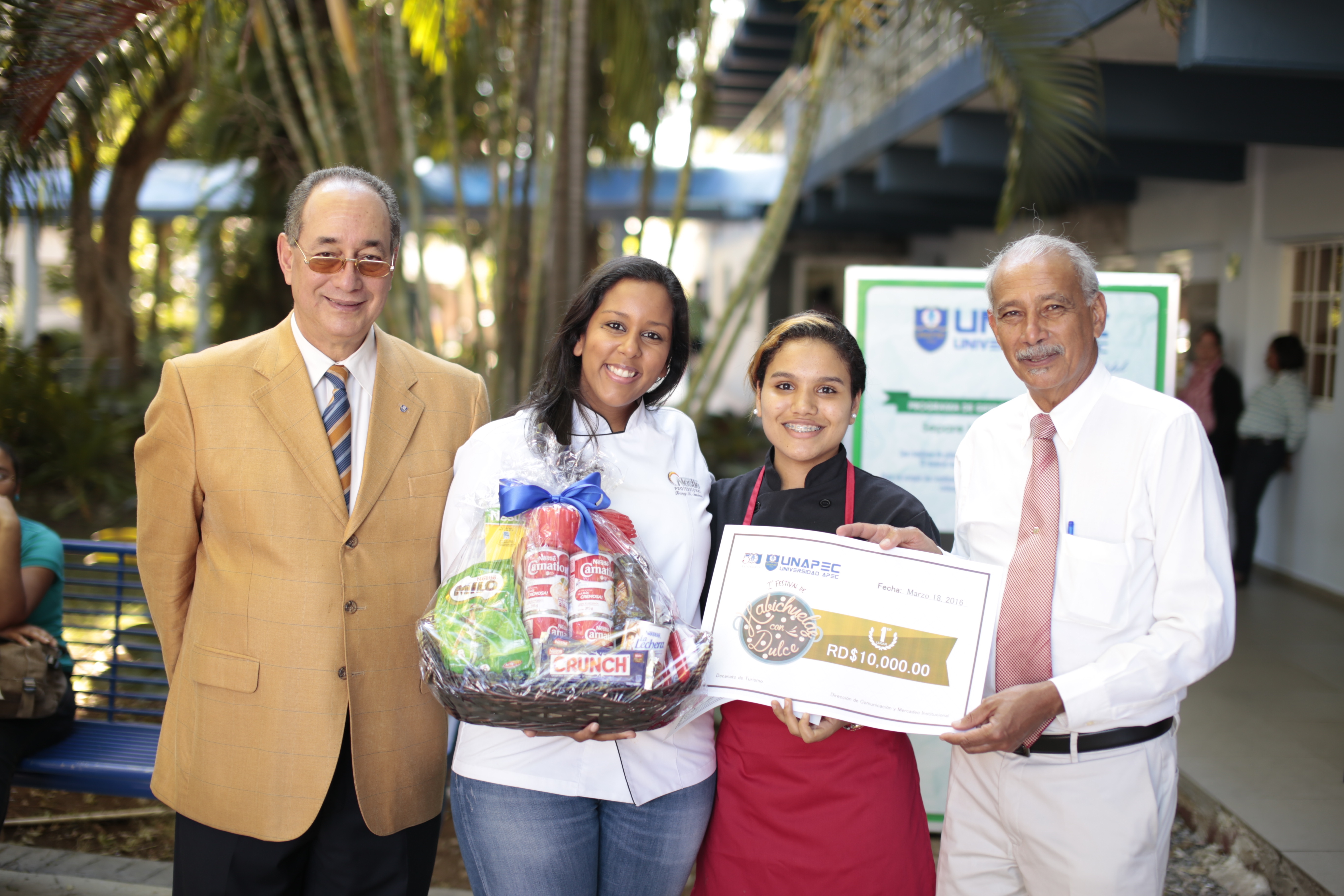 Anny Acosta ganadora del primer lugar junto a directivos de UNAPEC y Nestlé.