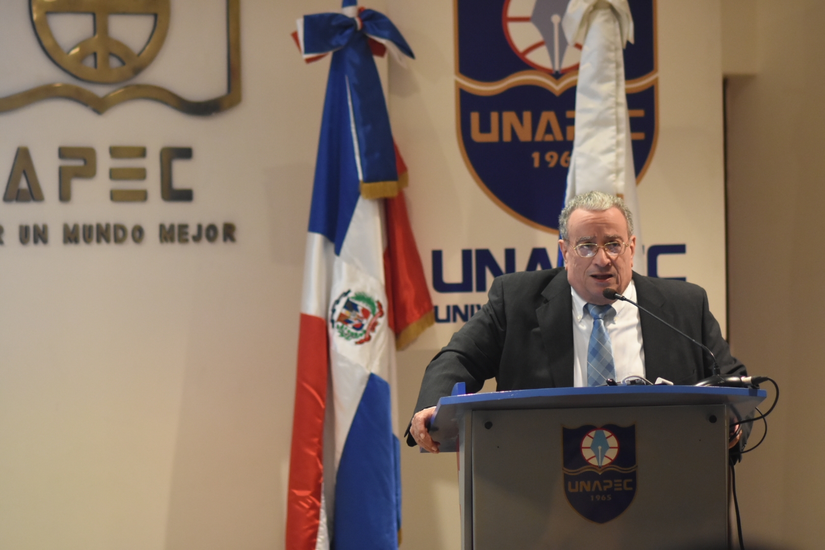 Dr. Radhamés Mejía, rector de UNAPEC mientras ofrecía palabras de bienvenida.