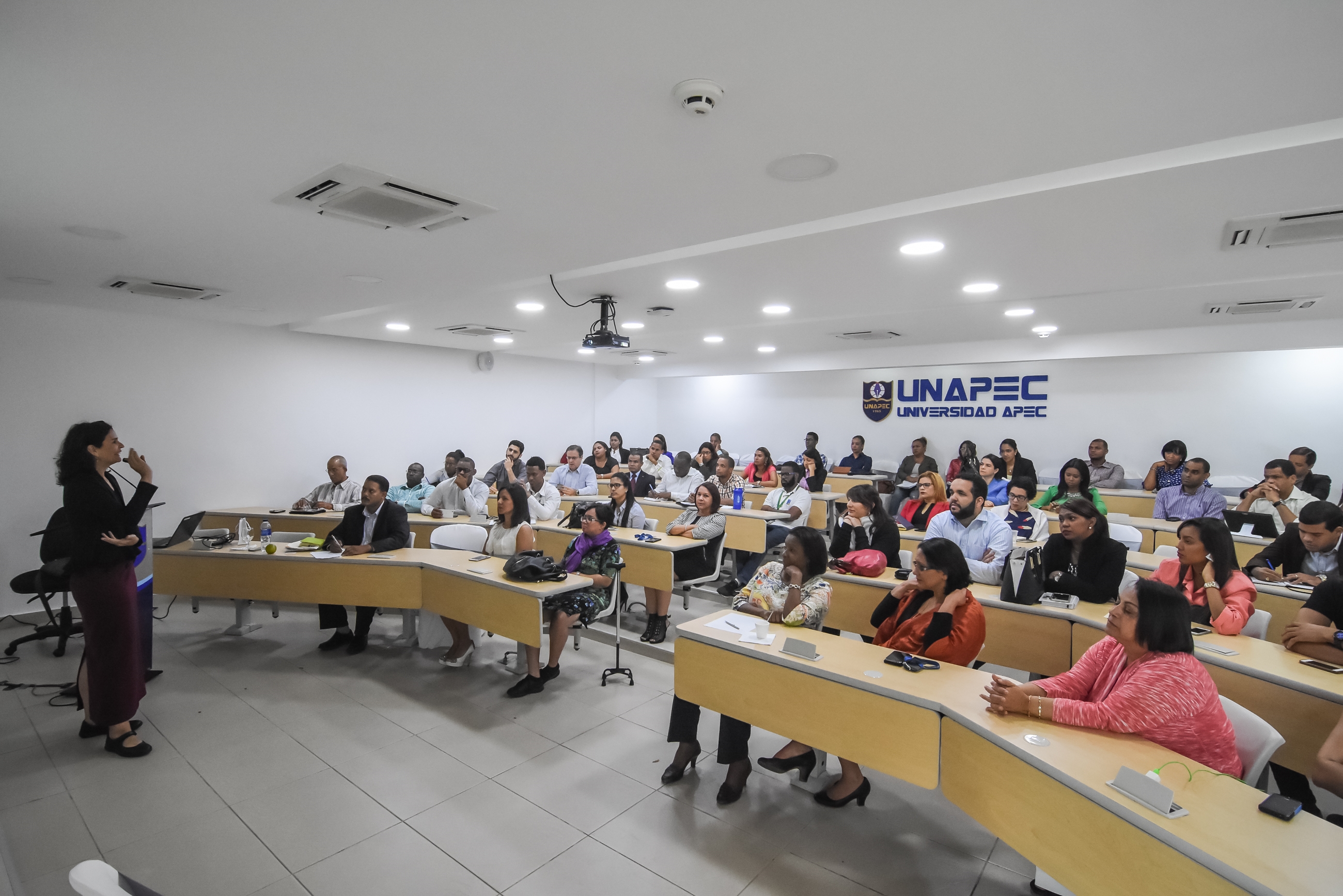 La conferencia fue realizada en el Salón de Conferencias, Edif. I. Campus Principal de UNAPEC. 