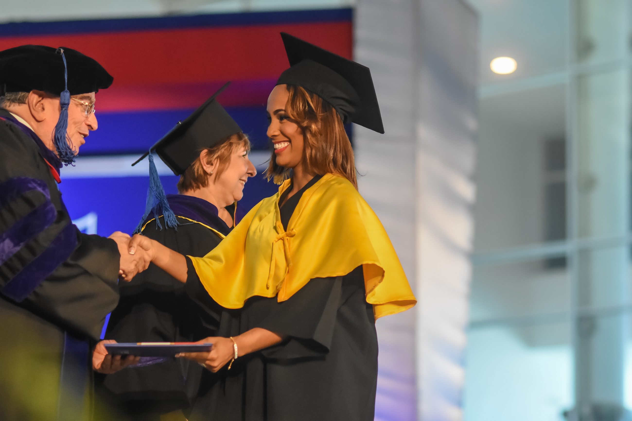 Los 859 graduandos recibieron sus títulos académicos en la ceremonia.