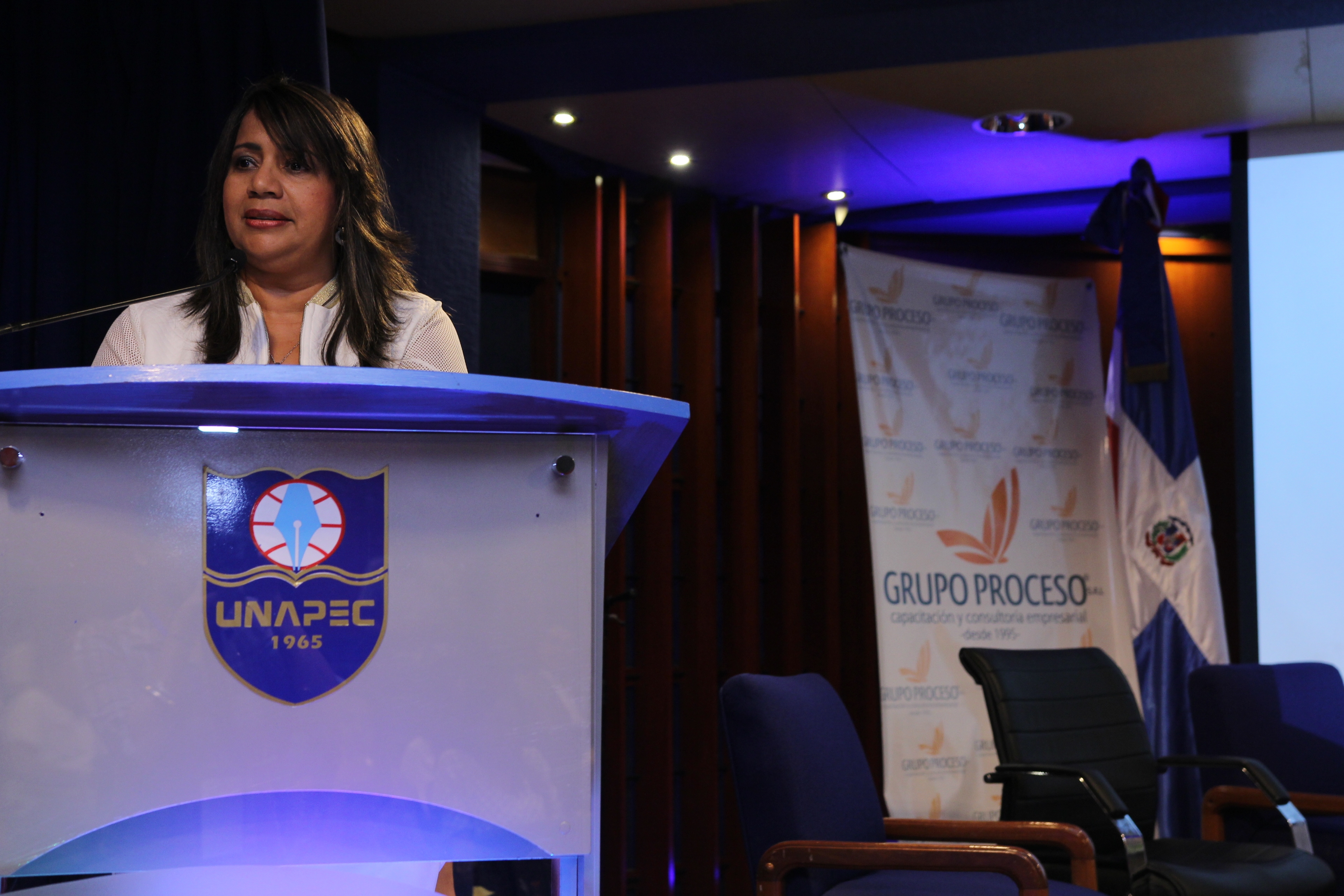 Conferencista Mayra Holguín, experta en emprendimiento y PYMES