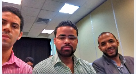 Representación de UNAPEC (de izquierda a derecha: Prof. Emin Rivera, estudiante Joel de Cruz y Eric Núñez)