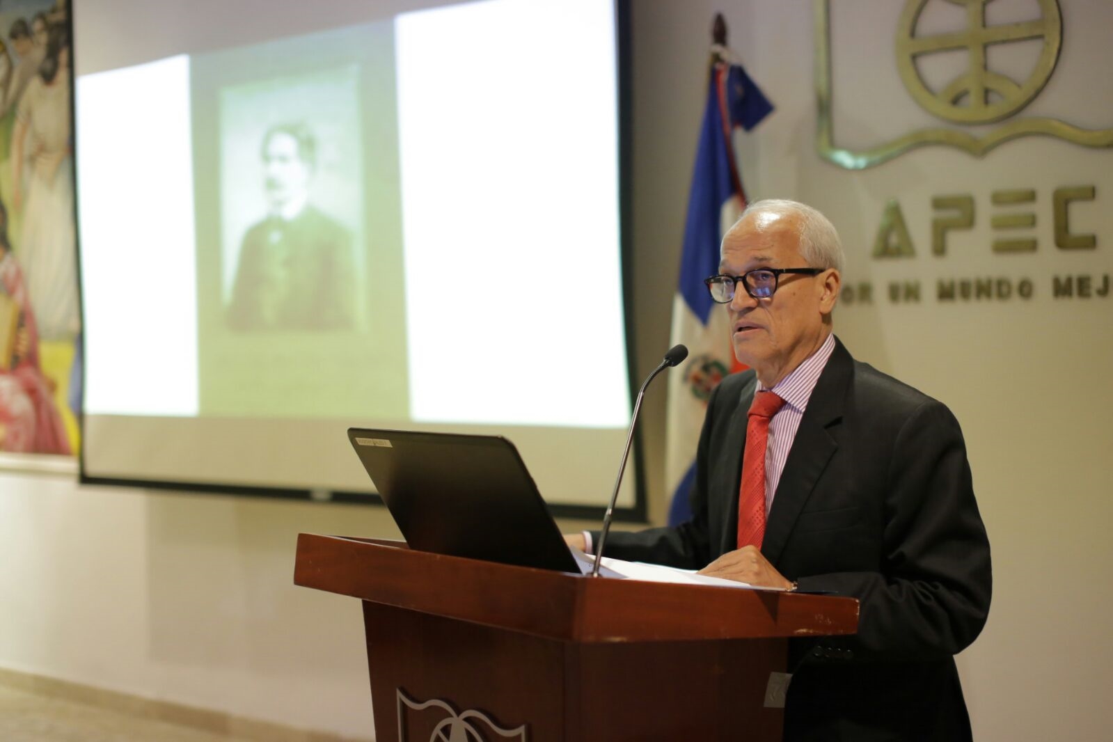 Dr. Andrés L. Mateo, autor del libro y Decano de Estudios Generales de UNAPEC.