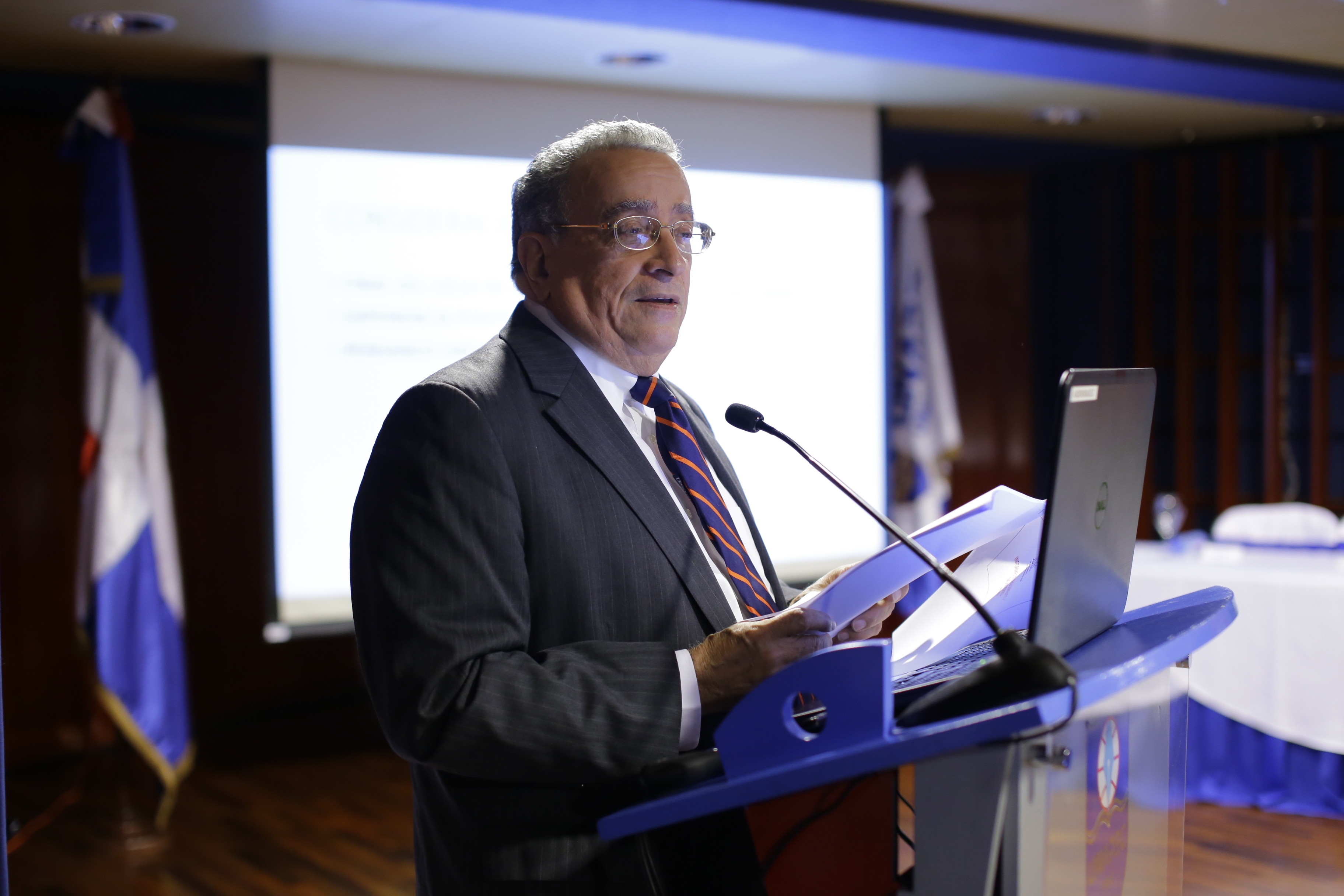 Dr. Radhamés Mejía, rector de UNAPEC mientras realizaba la presentación.