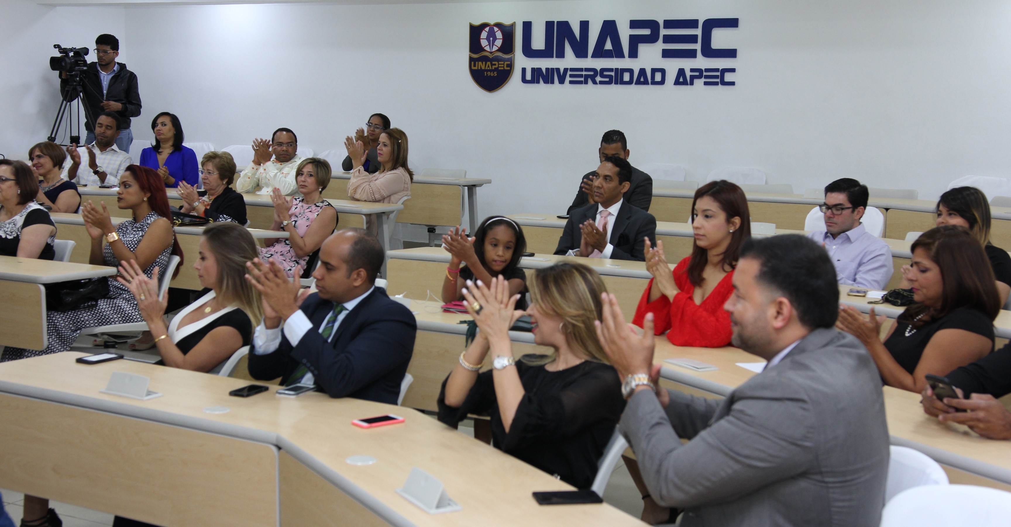 La clausura fue realizada en el Salón de Conferencias de UNAPEC.
