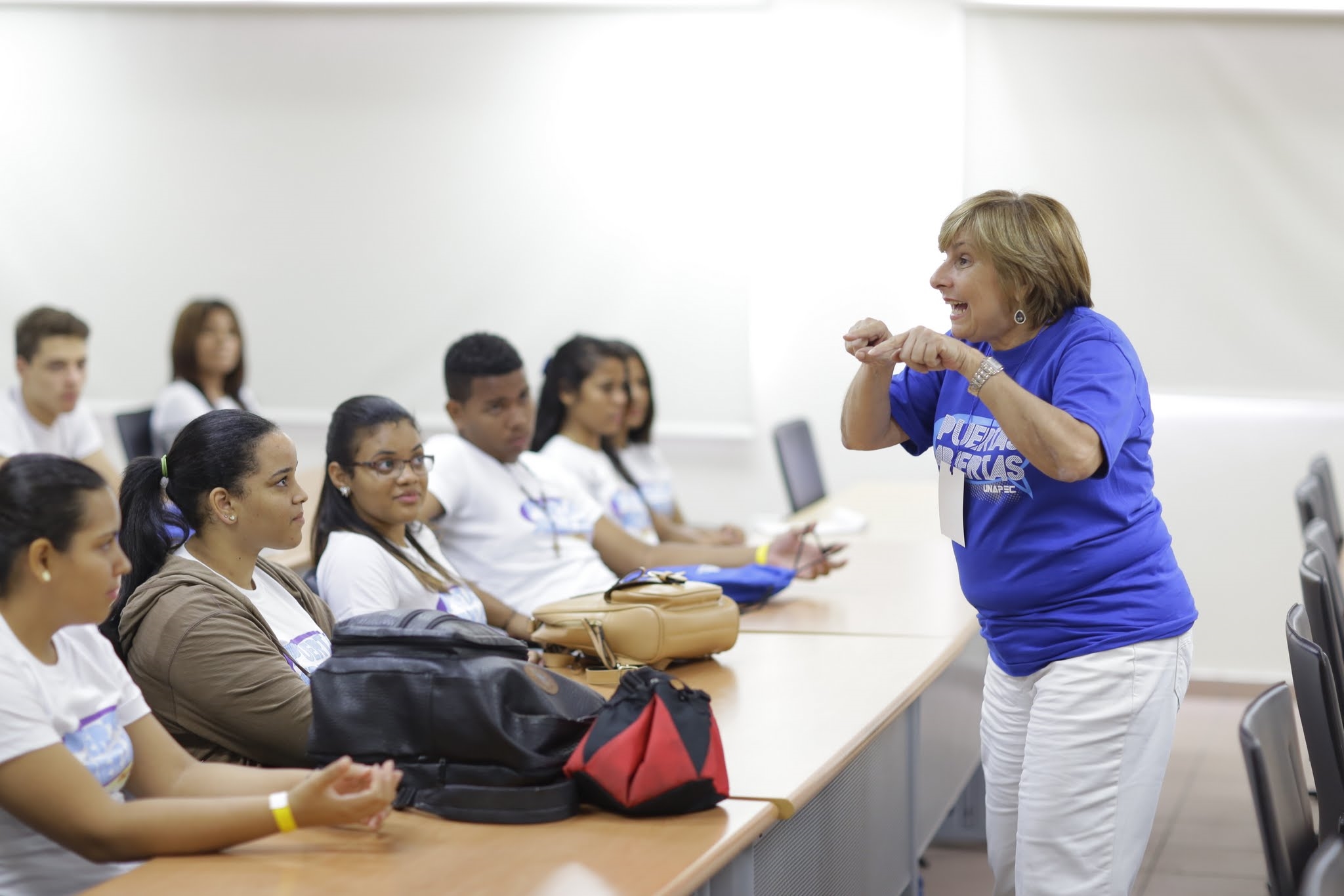 Licda. María Pellerano, directora de la Escuela de Administración de Empresas mientras conversaba con los estudiantes interesados en esa carrera.