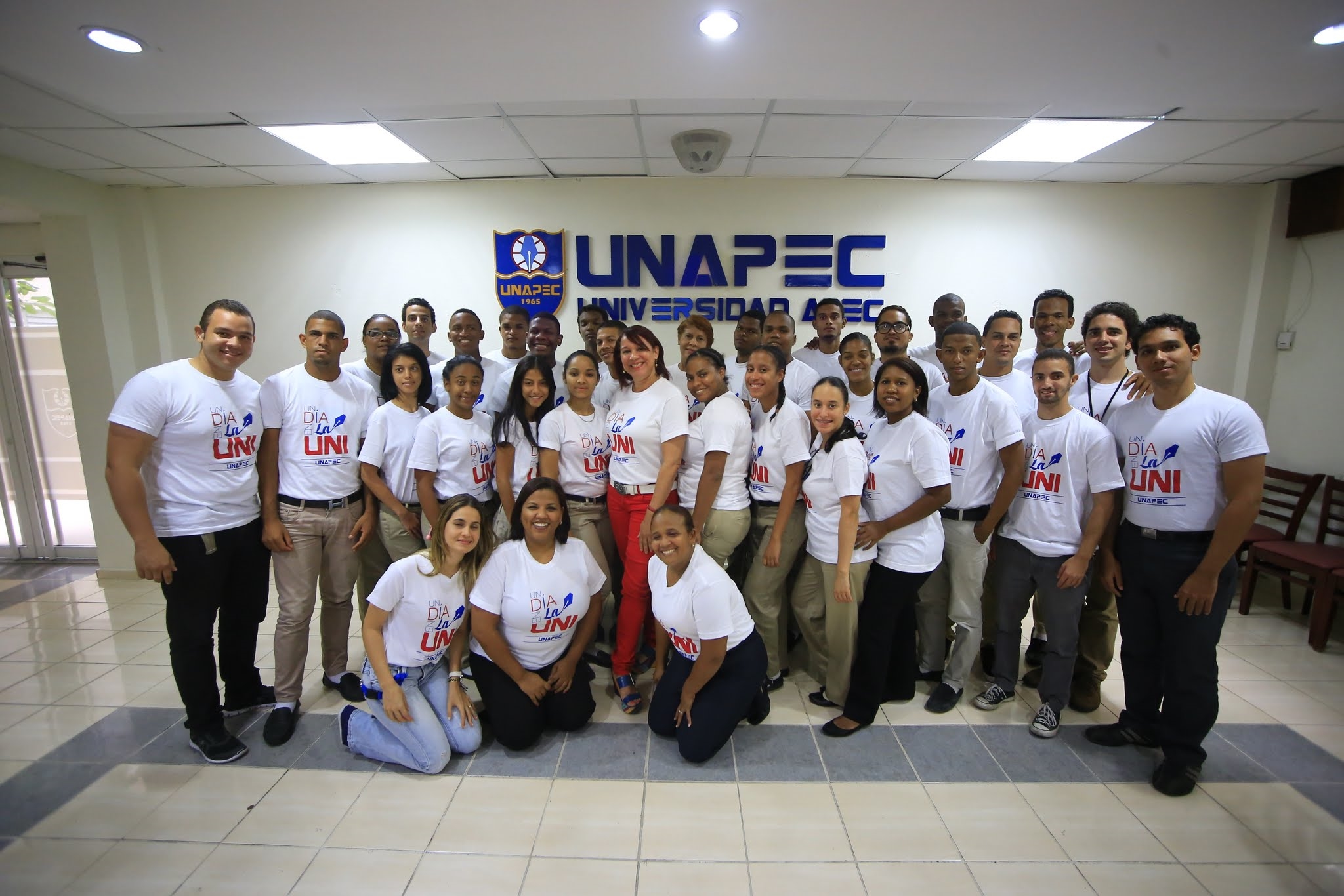 Estudiantes de la Escuela Nacional de Sordos junto a sus docentes y colaboradores de UNAPEC
