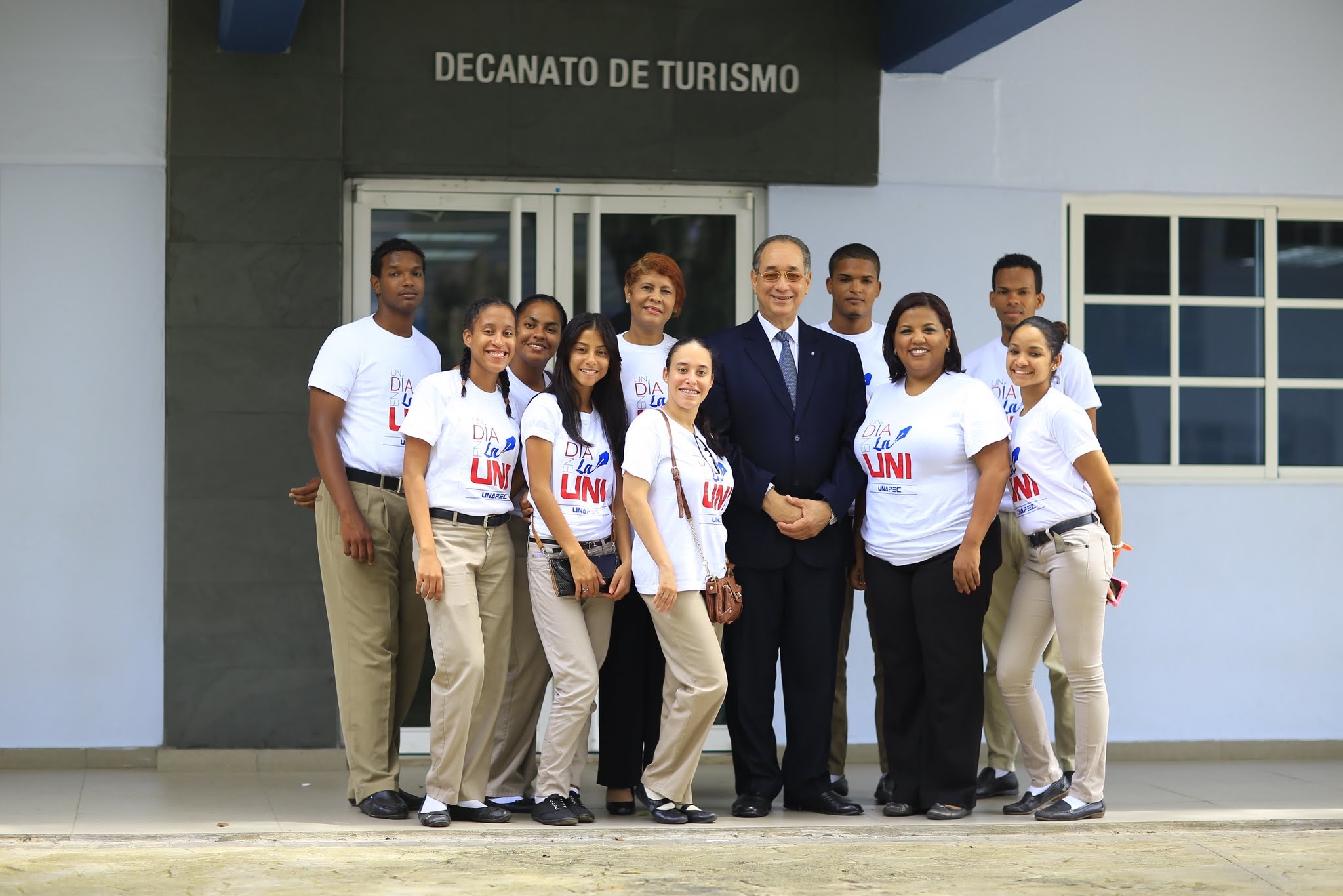 Jóvenes estudiantes junto a Luis Felipe Aquino, decano de Turismo de UNAPEC.