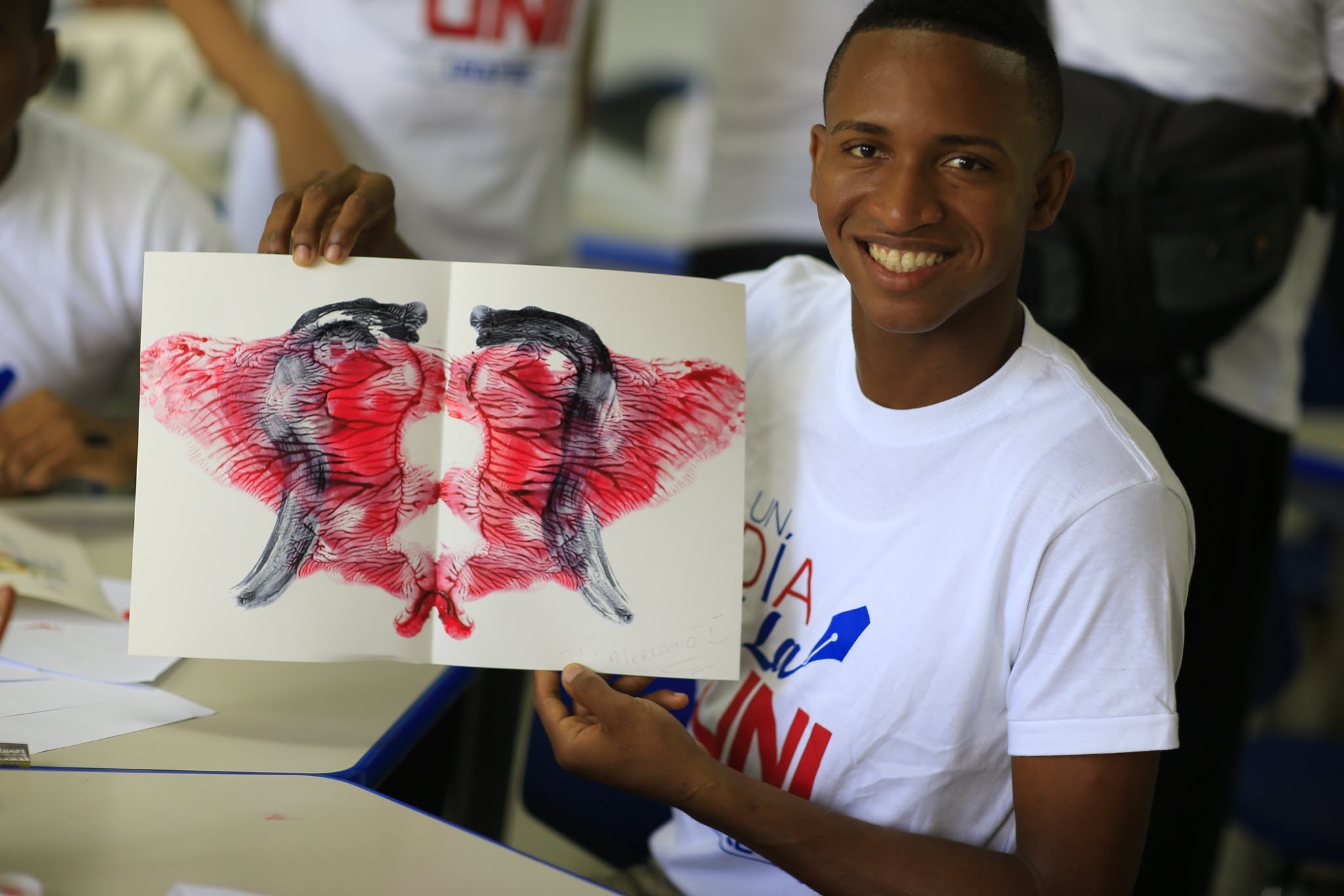 Los estudiantes exhibieron sus creaciones ante los docentes de UNAPEC y la Escuela Nacional de Sordos 