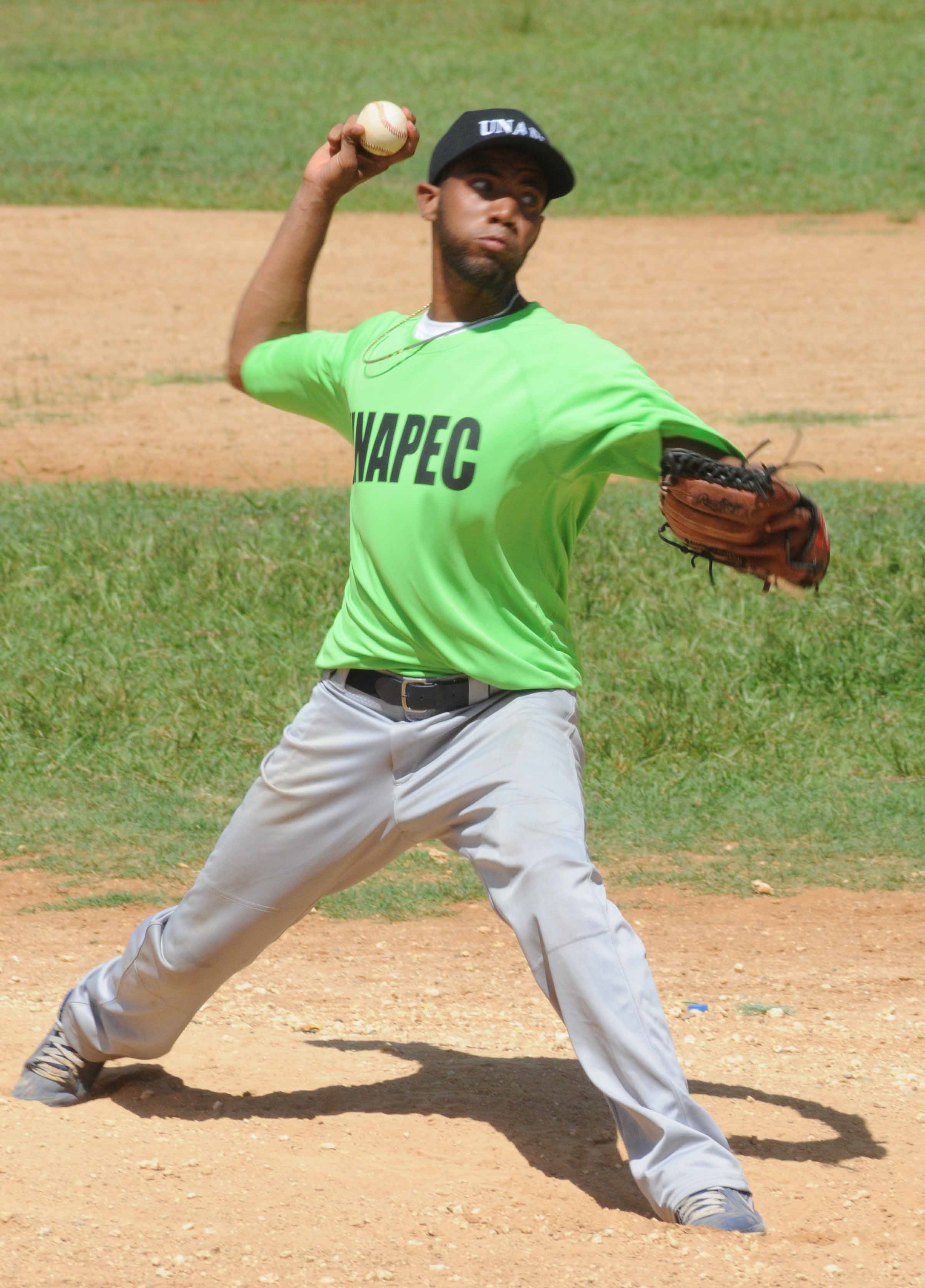 Kerl Ortiz, estudiante y miembro del equipo de baseball de UNAPEC.