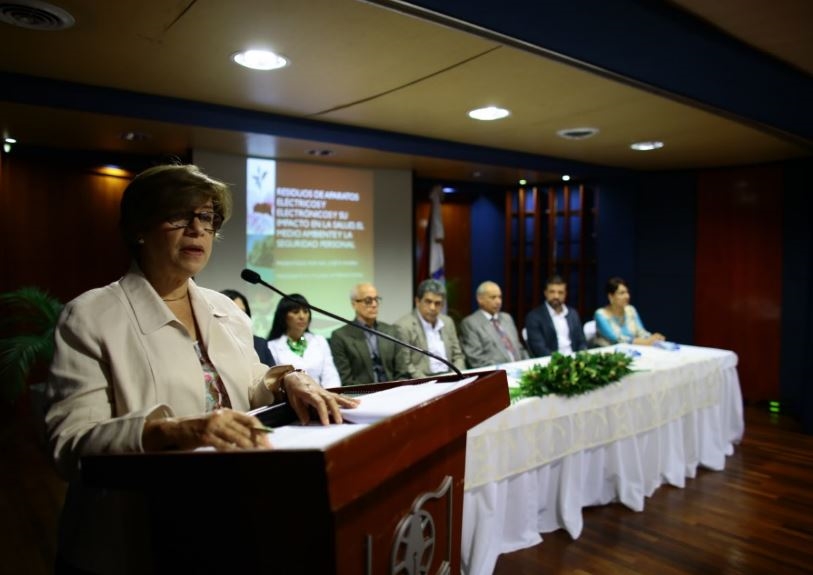 María Isabel Sanchez, directora de Vinculación con Egresados fungió como maestra de ceremonias en la actividad.