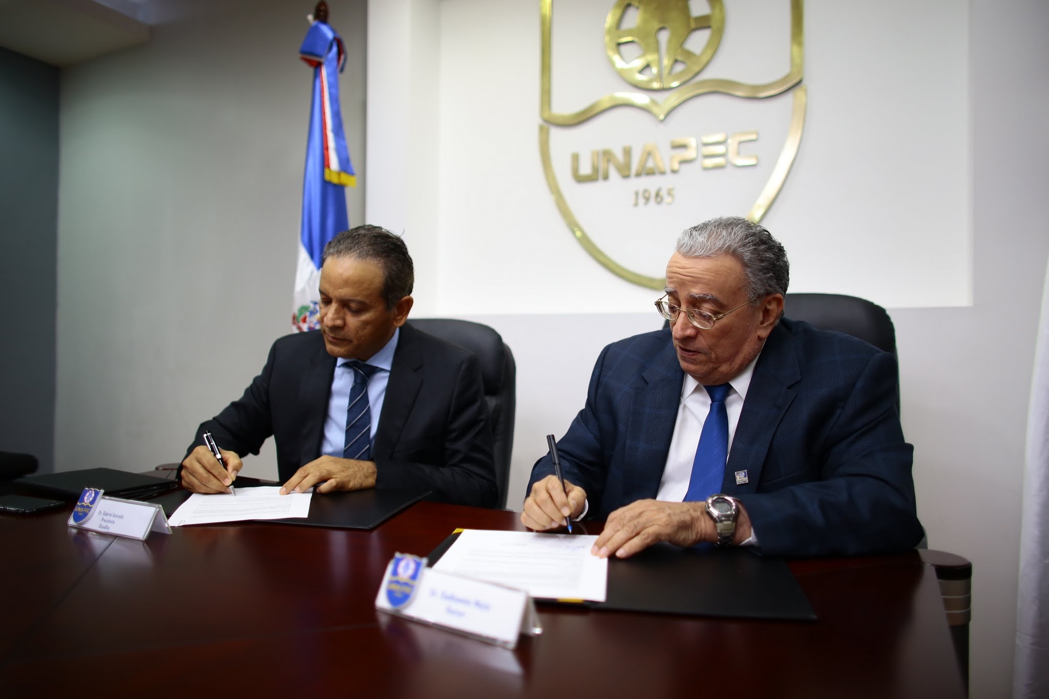 Presidente de OcoaBay, Arq. Gabriel Acevedo y Dr. Radhamés Mejía, rector de UNAPEC.-