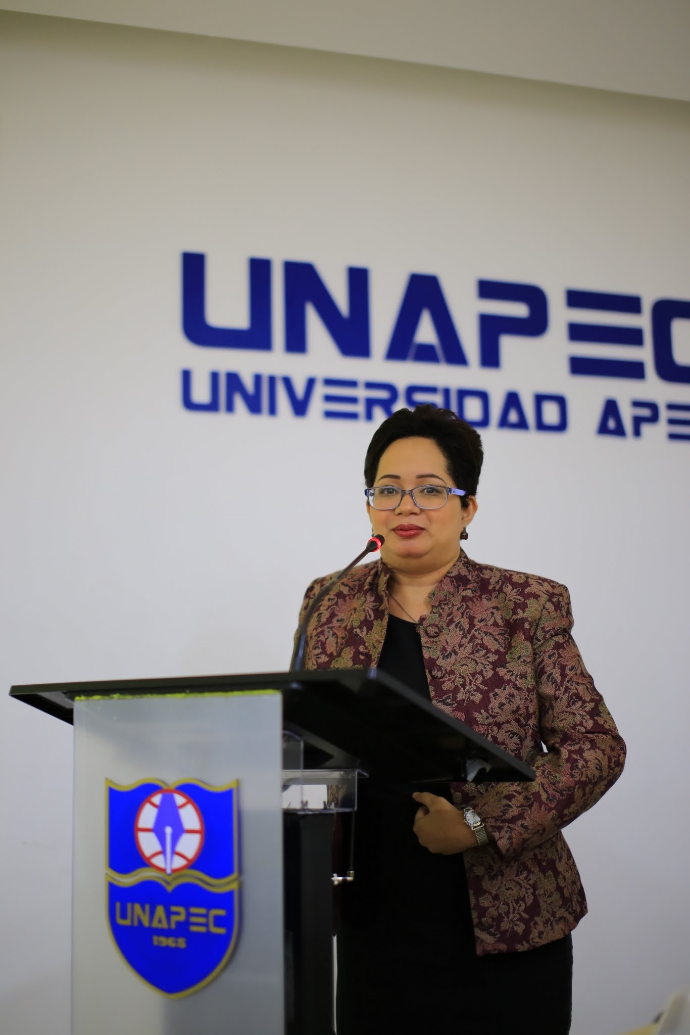 Dra.  Ada Bazil, coordinadora de los posgrados internacionales de UNAPEC.