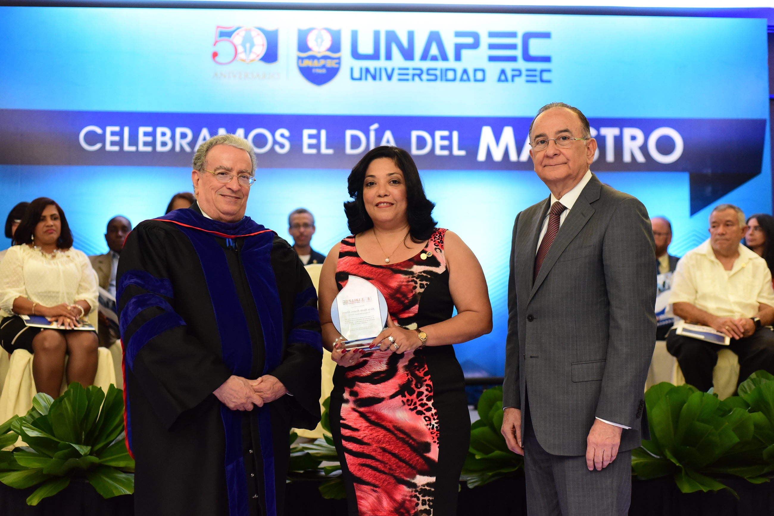 Maestra Alicia Álvarez del Decanato de Artes y Comunicación reconocida por haber alcanzado el promedio más alto