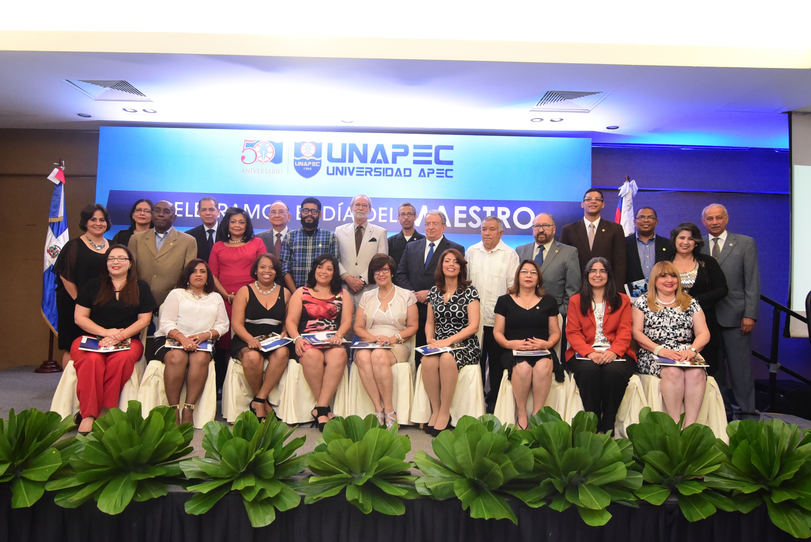 Docentes reconocidos junto a las autoridades de UNAPEC