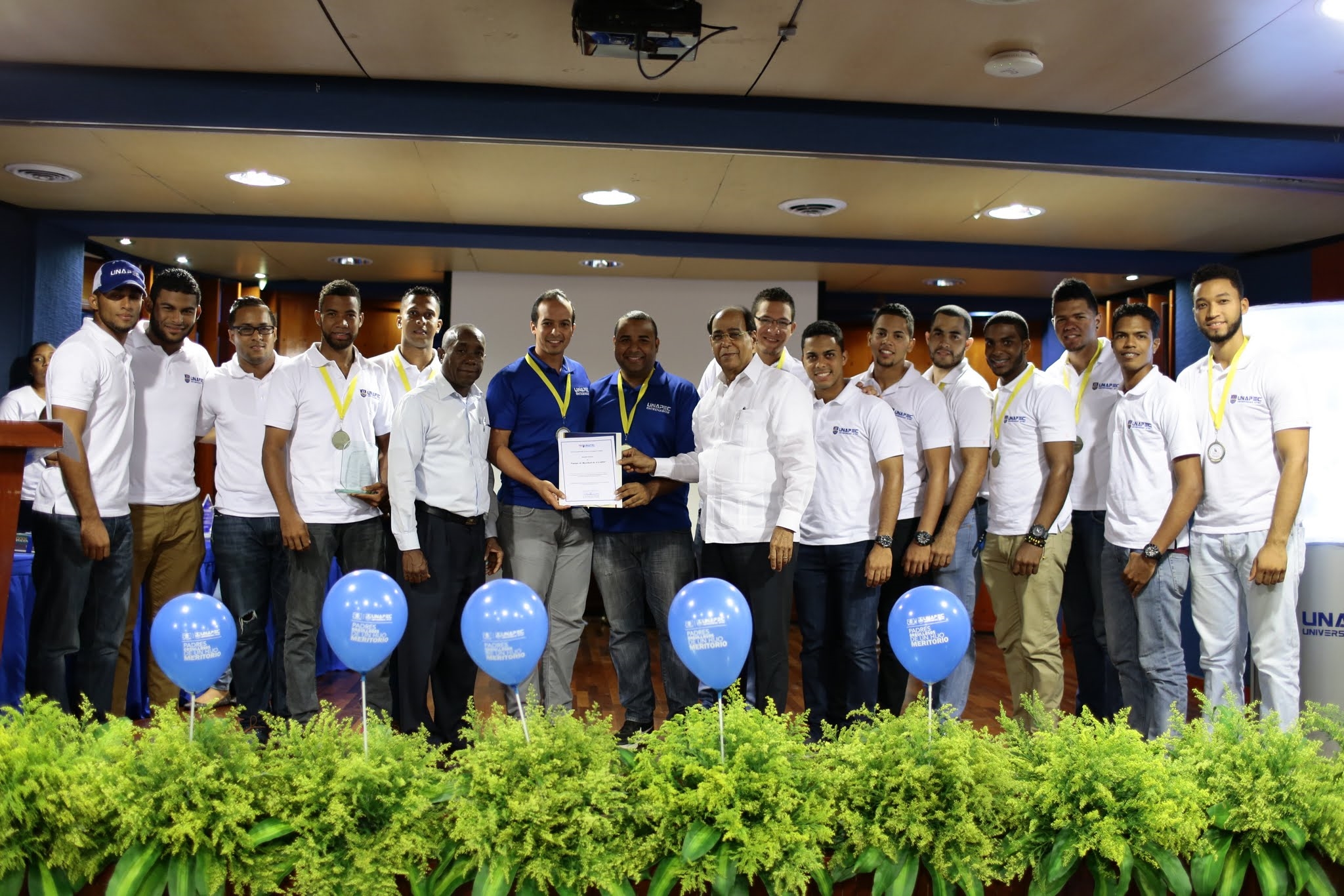 El equipo de Baseball de UNAPEC fue reconocido en el acto.-