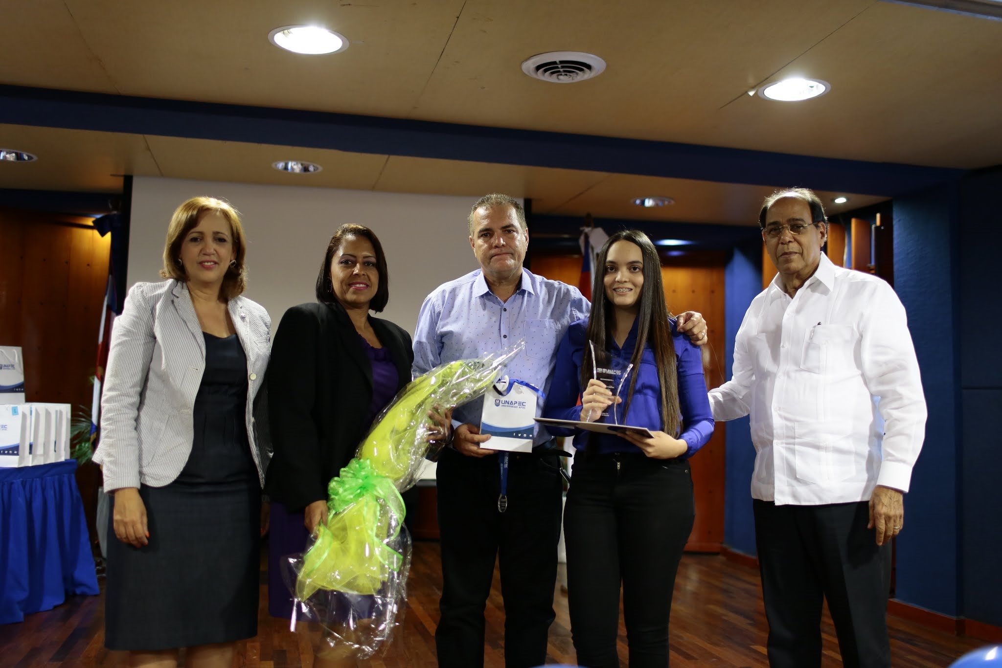 En la premiación, la joven Darleny Geraldino Hernández fue la estudiante que obtuvo el mayor índice acumulado del Cuatrimestral enero– abril 2016, por lo fue reconocida como el mejor estudiante de UNAPEC. 