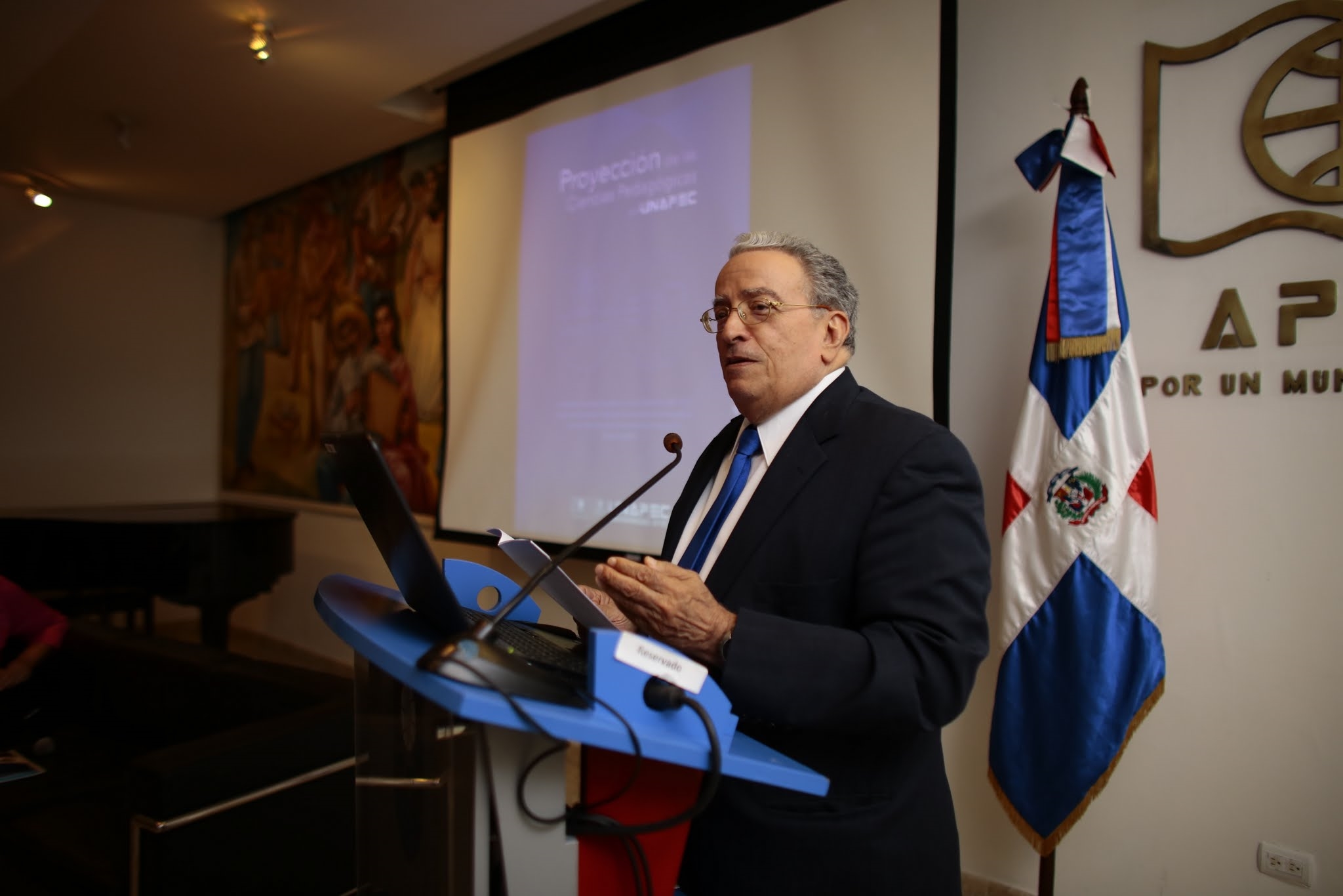 Dr. Radhamés Mejía, quien realizó la presentación del libro.