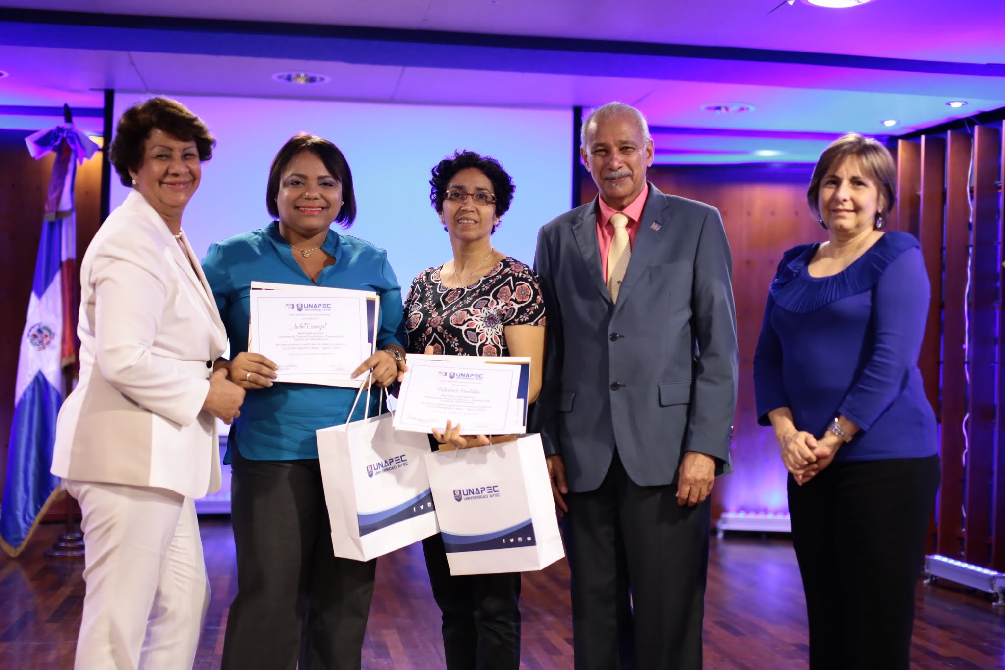 Autoridades reconocen a Profesoras ADM  Isabel Carvajal y Natividad Pantaleón