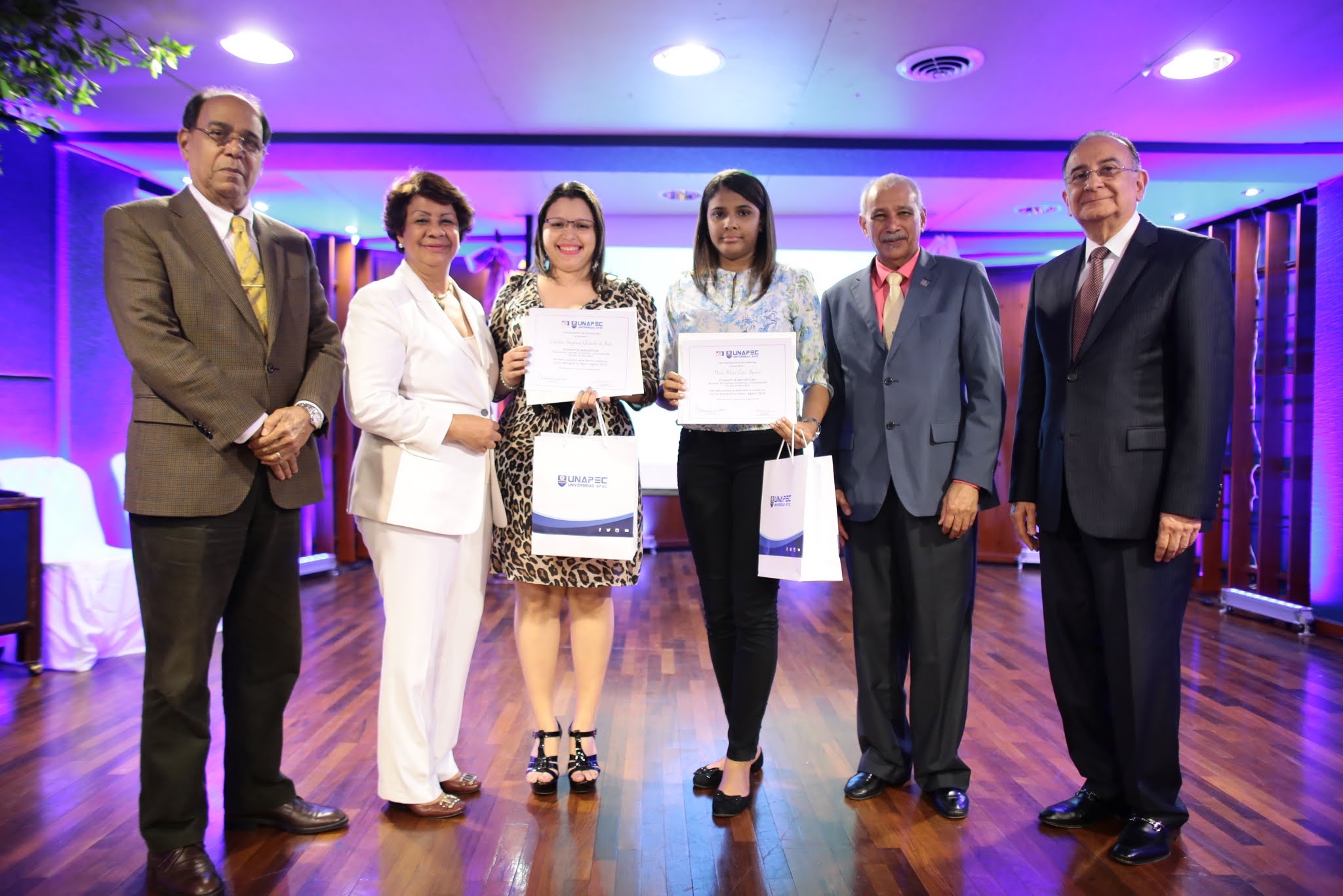 Carolina Quezada y Nicole Cruz de Lic. en Mercadotecnia recibieron reconocimientos de las autoridades