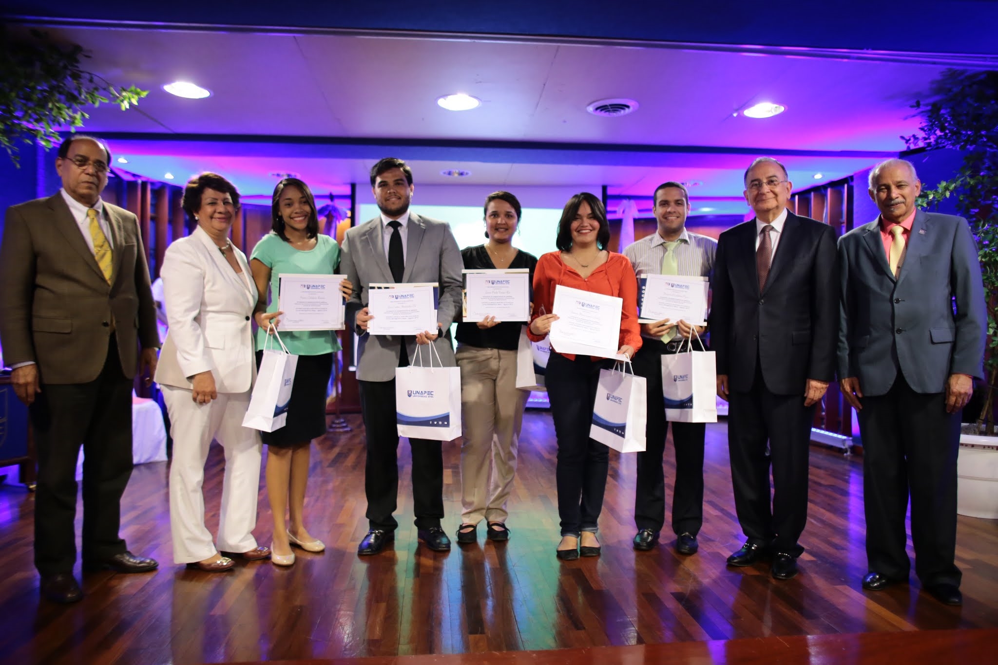 Estudiantes de ADM reciben reconocimiento de las autoridades de UNAPEC