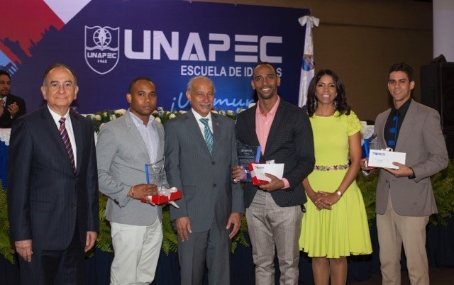 Autoridades de UNAPEC junto a los meritorios ganadores de los tres primeros lugares.