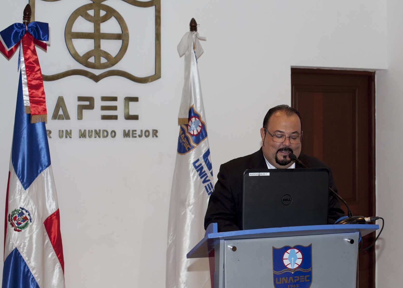 Jose Gilberto Soto, Profesor a tiempo completo del Decanato de Turismo.