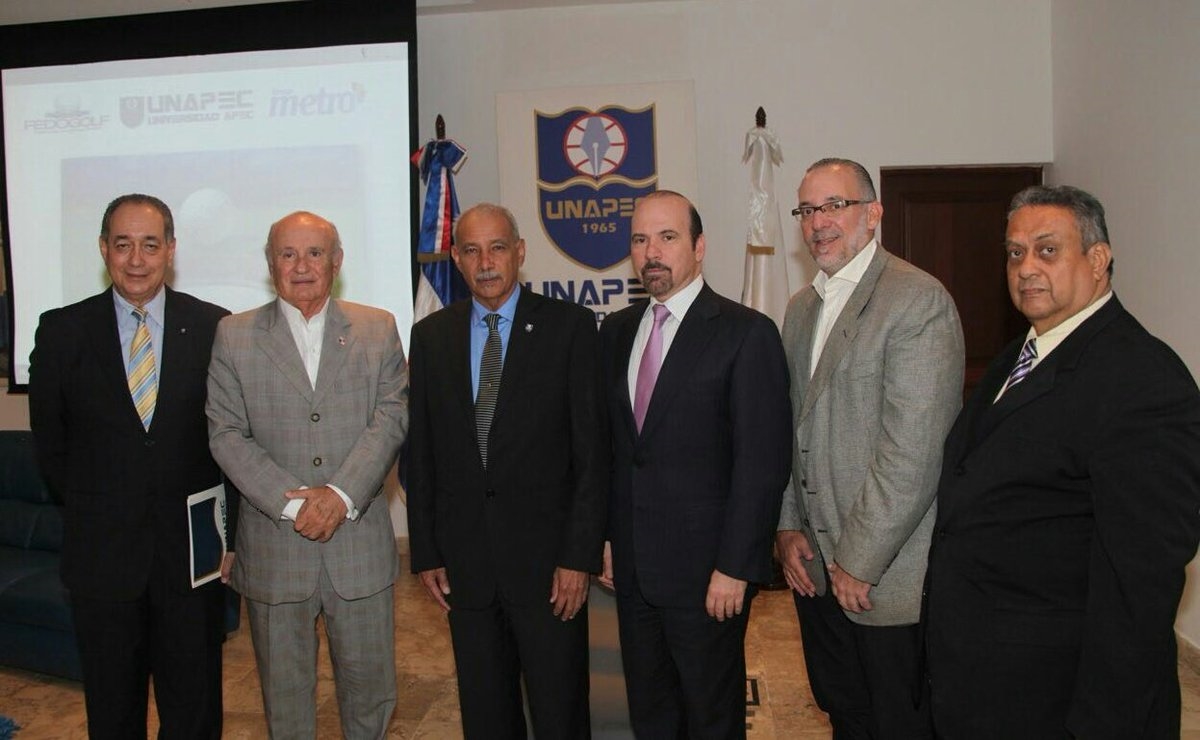 Autoridaes de UNAPEC, encabezadas por el Rector en funciones de UNAPEC, Francisco D' Oleo, junto a empresarios de Campos de Golf.