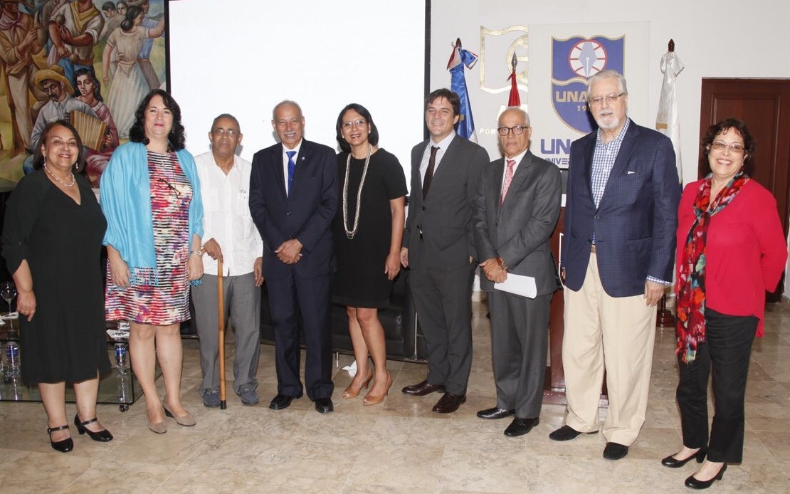 Autoridades de UNAPEC junto a coautores del libro y representante de la Embajada de España.