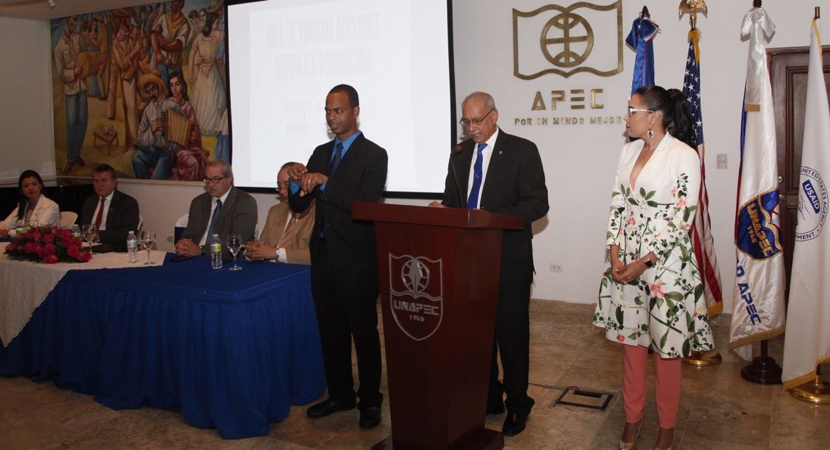 Francisco D Oleo, rector en funciones de UNAPEC, ofrece palabras de bienvenida.