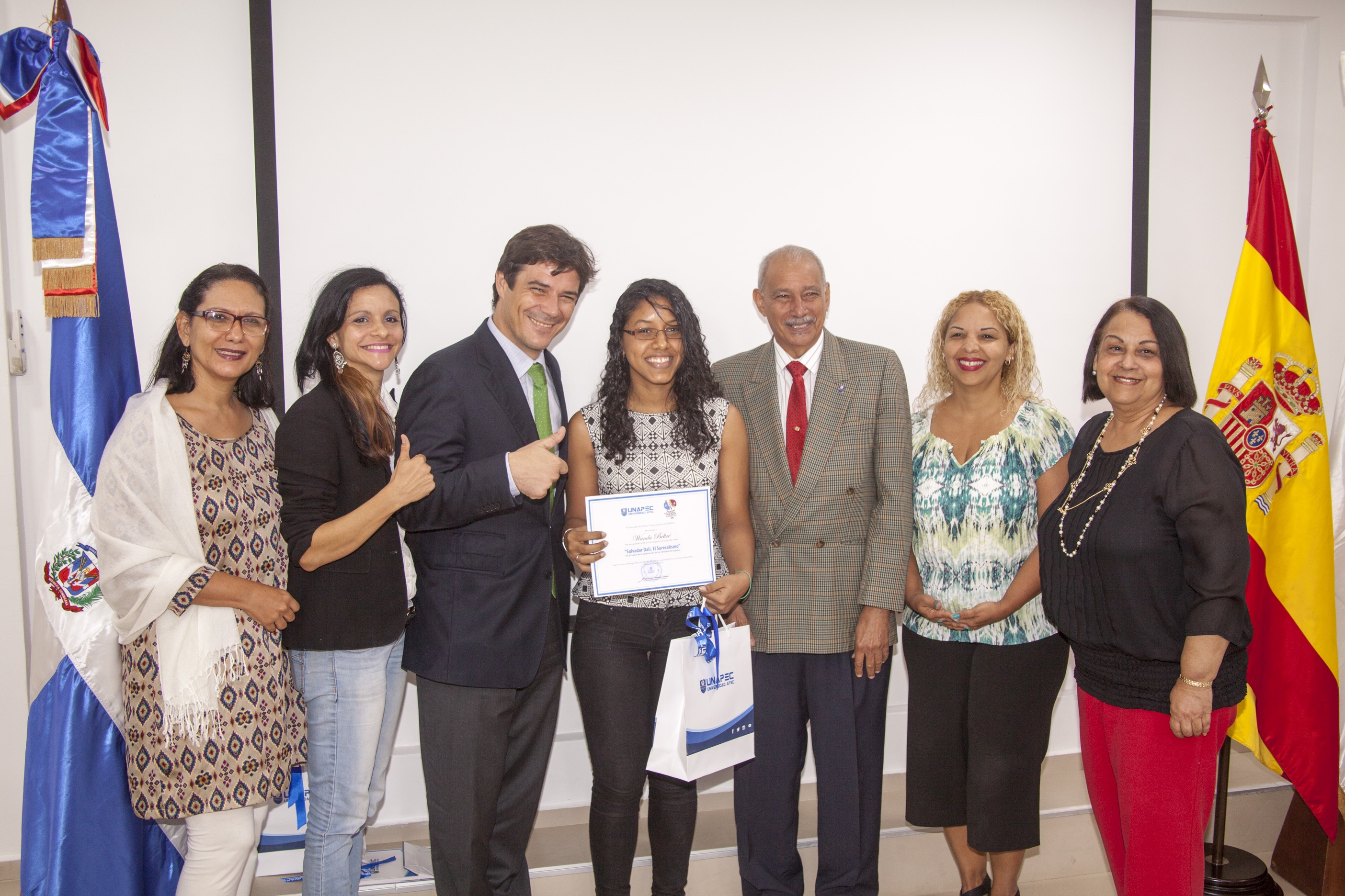 Nuestras autoridades y representante de la Embajada Española entregan premio a ganadora del primer lugar, Wanda Beltré.