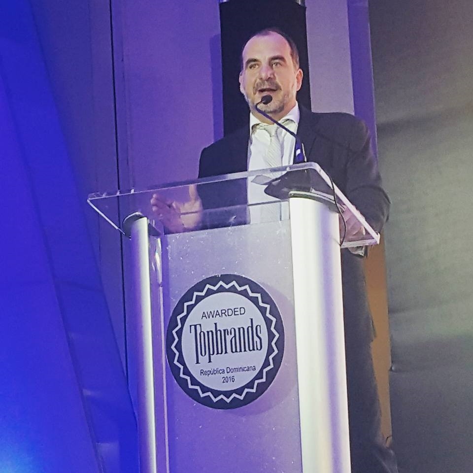 Daniel Paneda, Vicepresidente del Grupo Cerca, durante las palabras de apertura de esta 4ta edición de Topbrands República Dominicana.