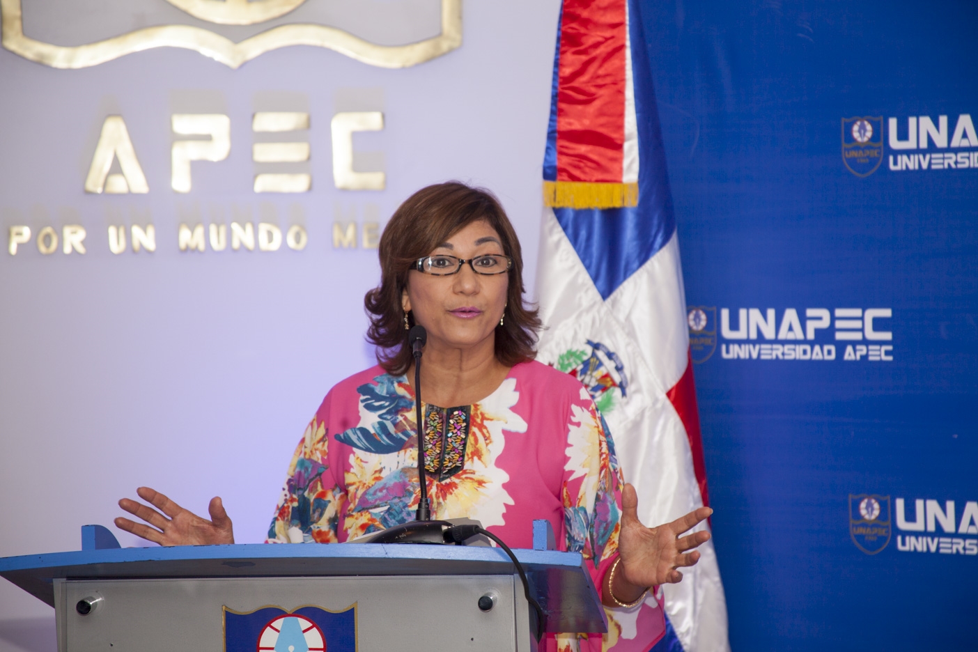 Yanela Hernández, moderadora del panel.