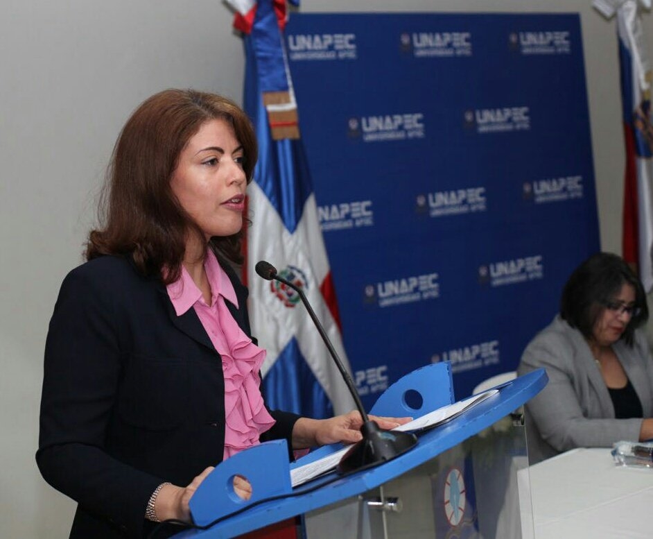  Ms. Elsa María Moquete se dirigió a los presentes en representación de los maestros que impartieron clases en el Diplomado en Docencia Universitaria.