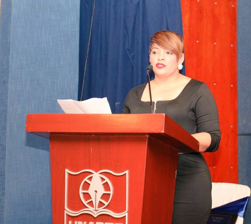 Ana Mercy Otañez, moderadora. 