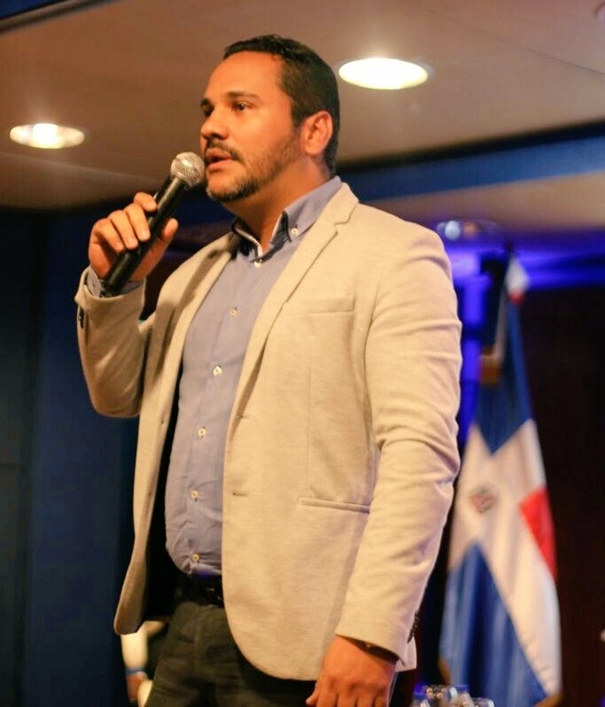 Tirso Gonzalaez, panelista. 