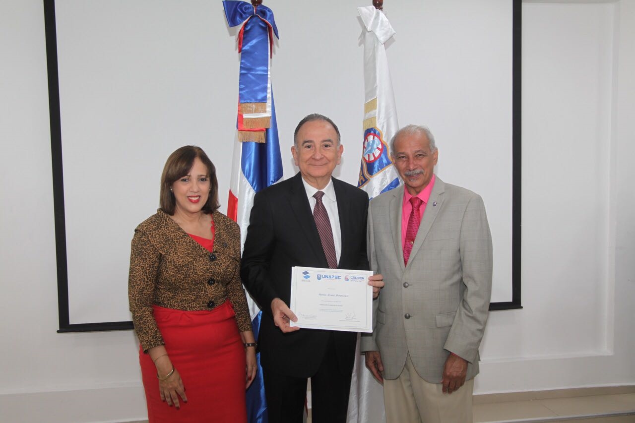 Lic. Opinio Álvarez Betancourt recibe su certificado de participación. 